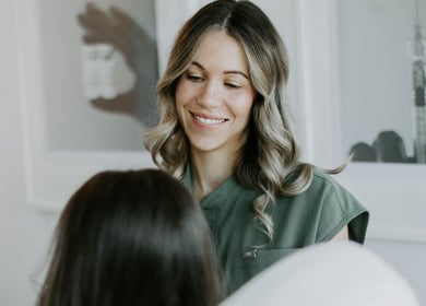 Professionnelle de Neolea Clinique Médico Esthétique accueillant un client à Saint-jean-sur-richelieu, Québec, CA.