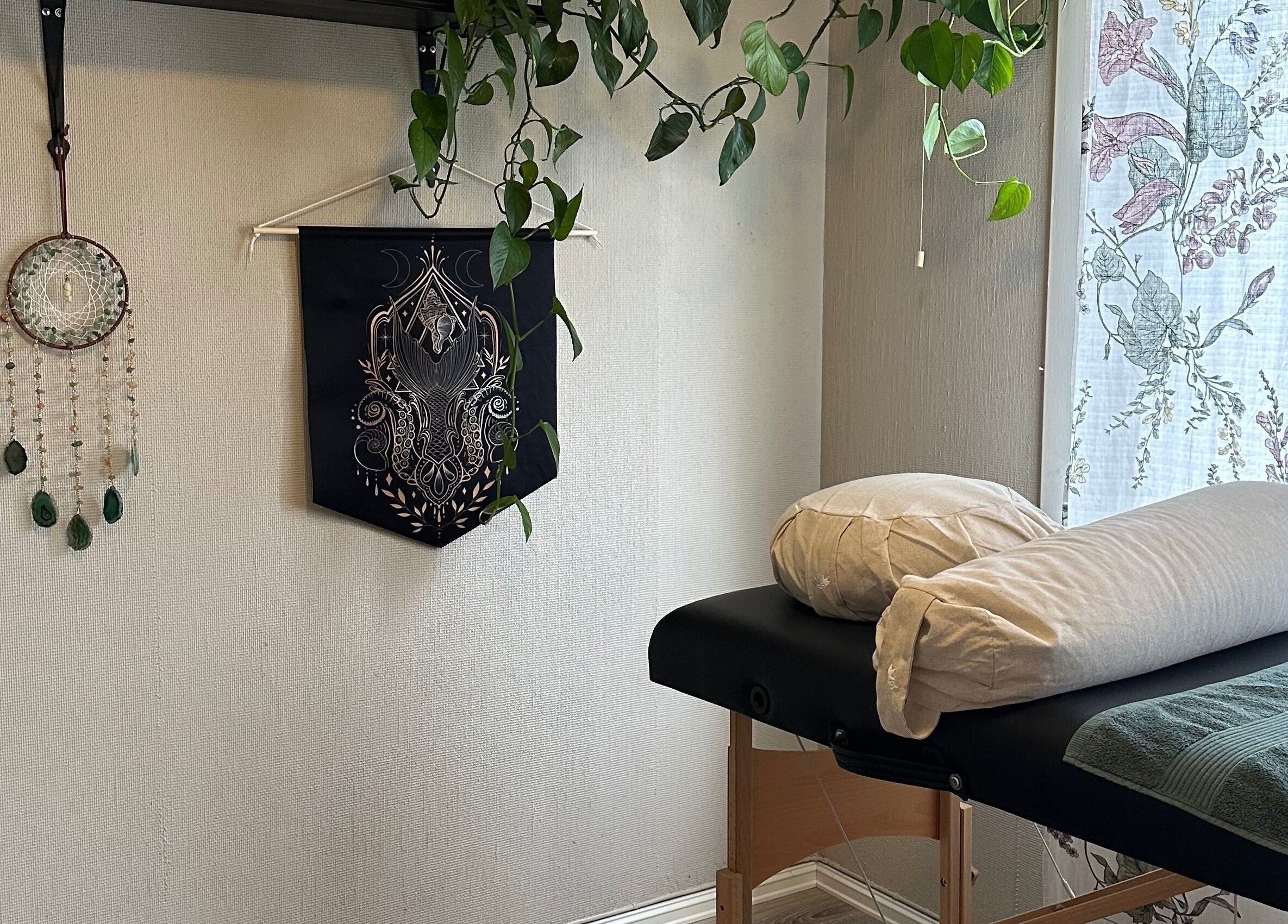 Rolig behandlingsrom hos Siren Enchantments - The Piscean Collective, Tangen, Innlandet, NO.