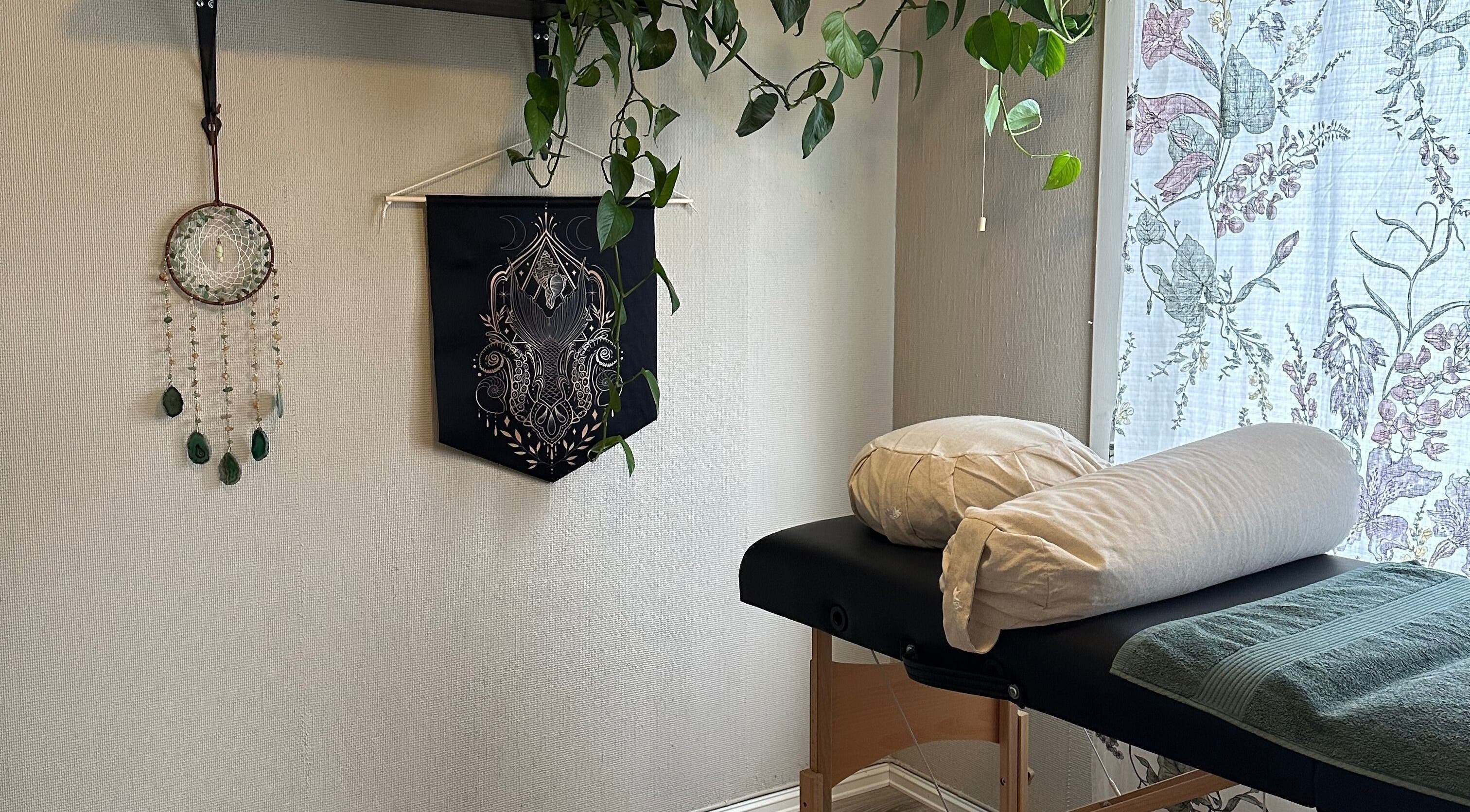 Rolig behandlingsrom hos Siren Enchantments - The Piscean Collective, Tangen, Innlandet, NO.