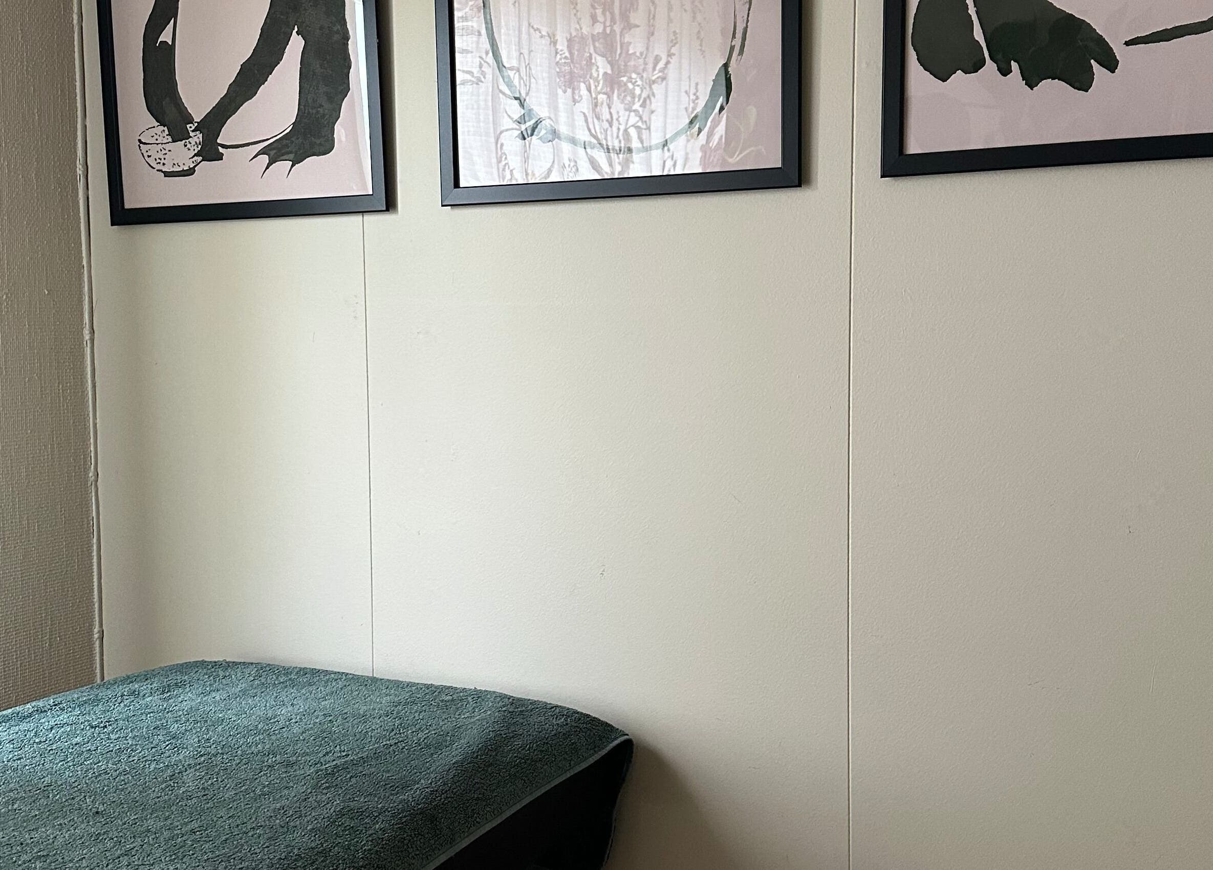 Siren Enchantments - The Piscean Collective-møterom med kunstverk, Tangen, Innlandet, NO.