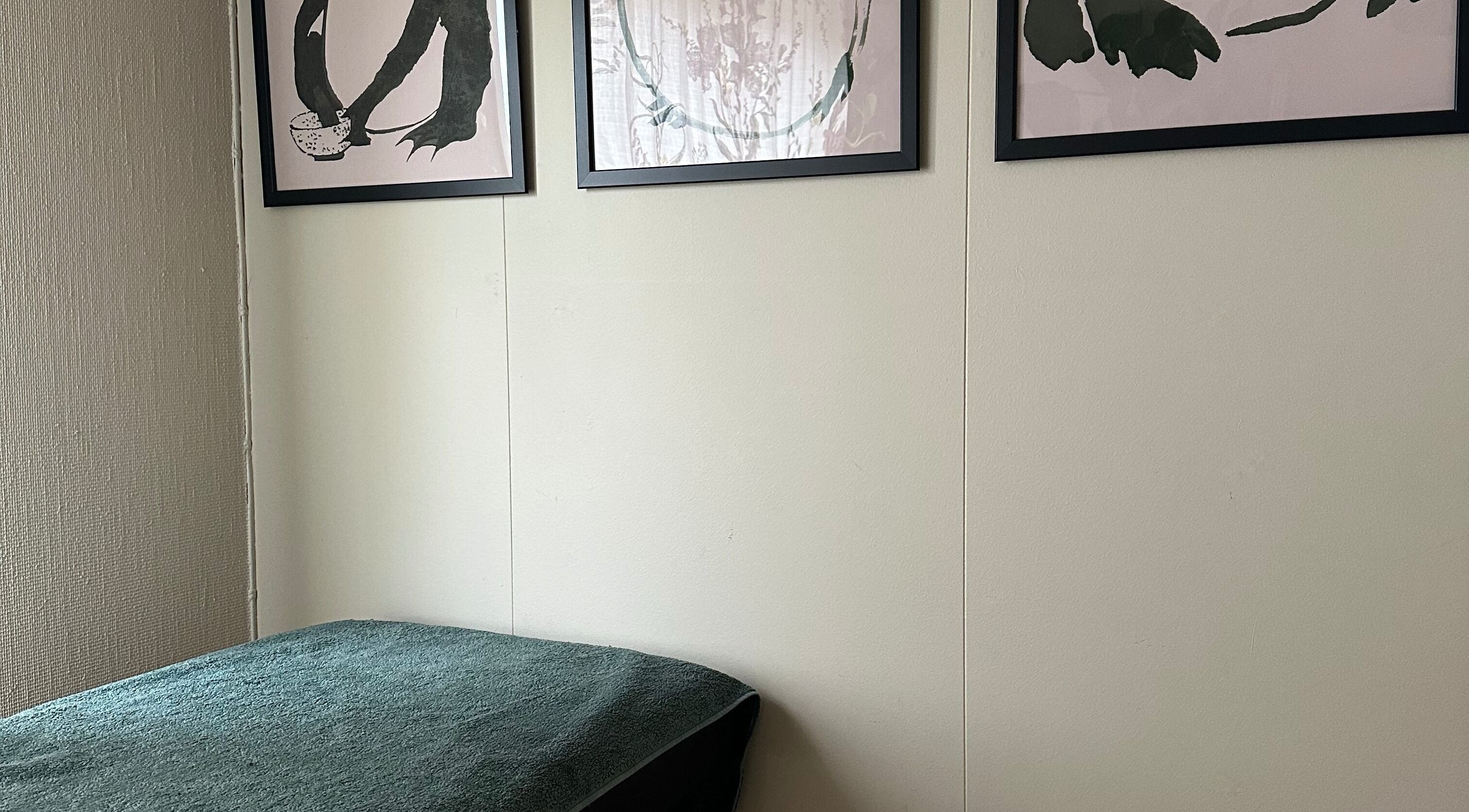 Siren Enchantments - The Piscean Collective-møterom med kunstverk, Tangen, Innlandet, NO.