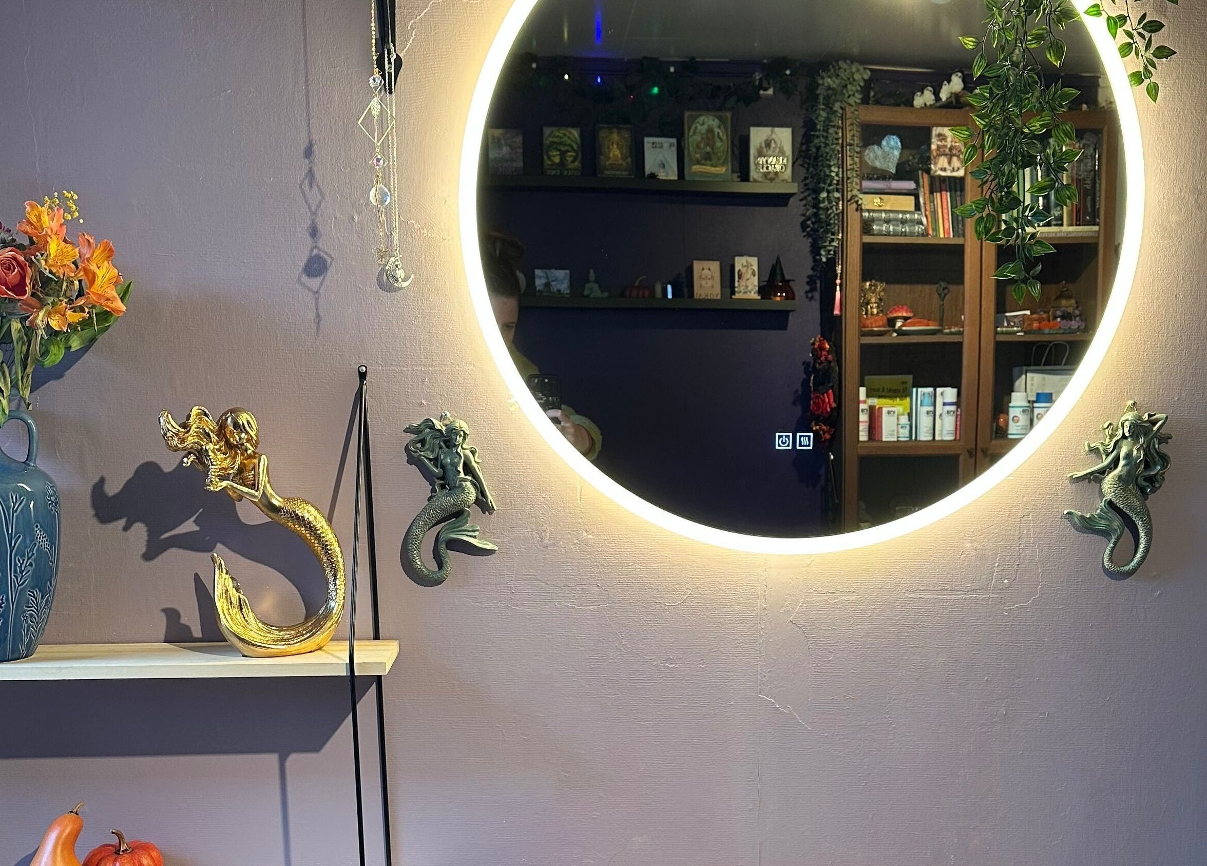 En sirkulær speil med havfrue dekor på Siren Enchantments - The Piscean Collective, Tangen, Innlandet, NO.