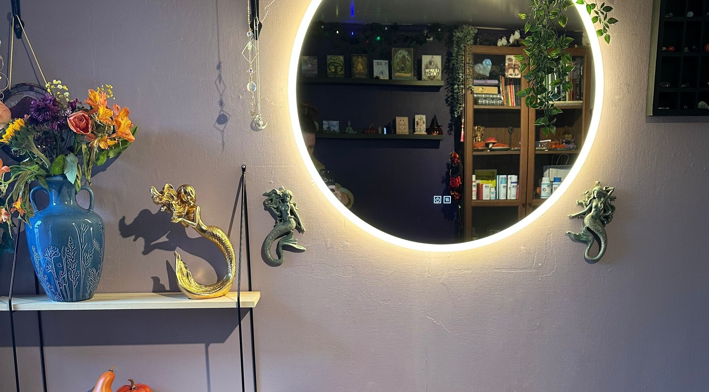 En sirkulær speil med havfrue dekor på Siren Enchantments - The Piscean Collective, Tangen, Innlandet, NO.