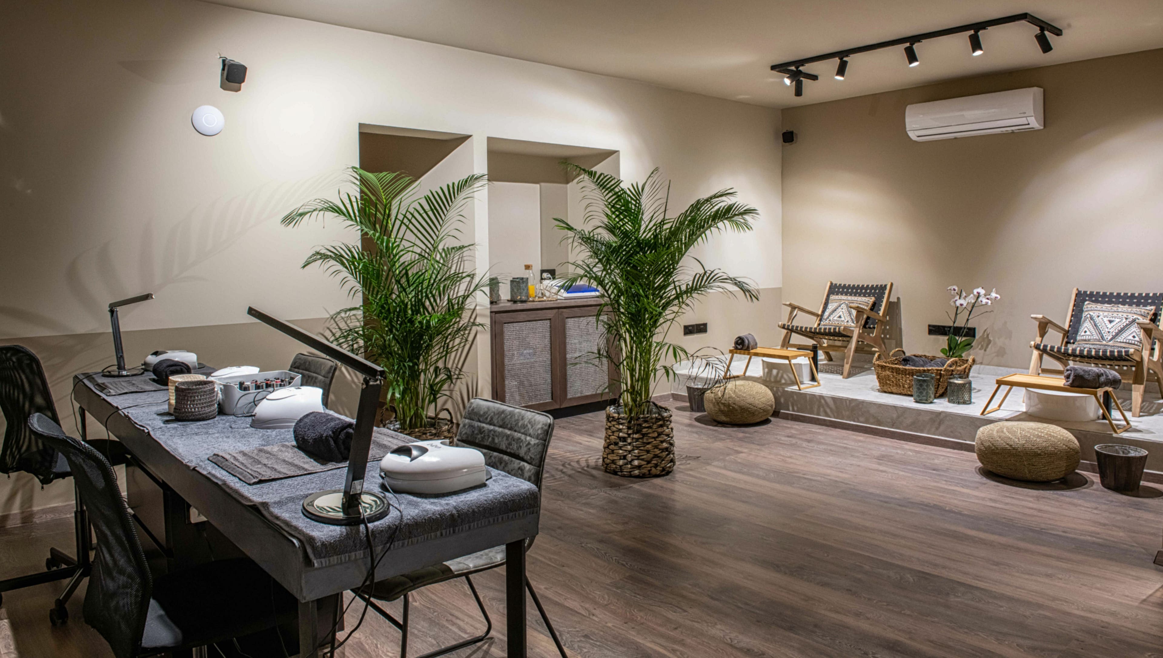 Relaxing treatment room at Machi Xinary, Egkomi, Nicosia, CY with luxurious chairs and calming decor.