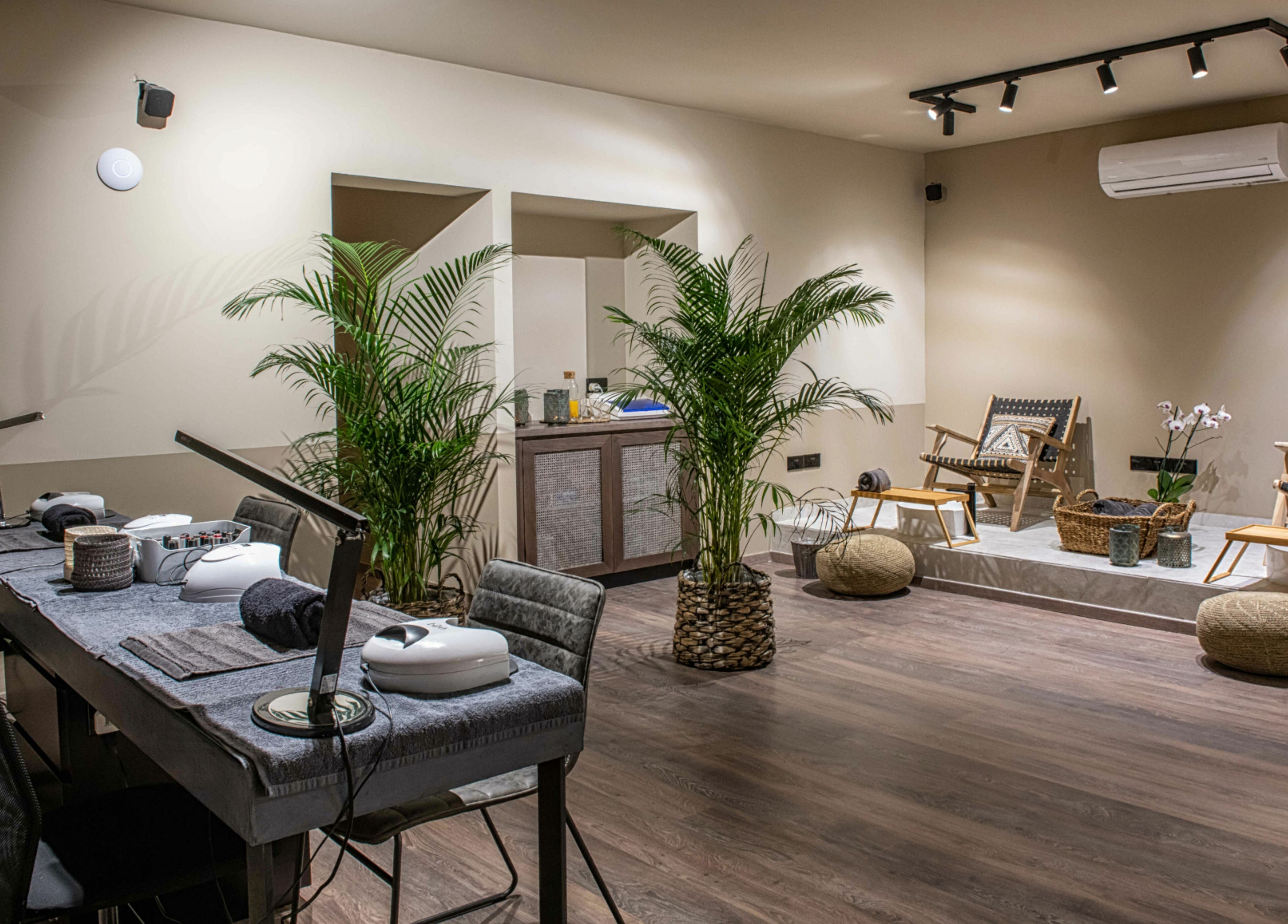 Relaxing treatment room at Machi Xinary, Egkomi, Nicosia, CY with luxurious chairs and calming decor.