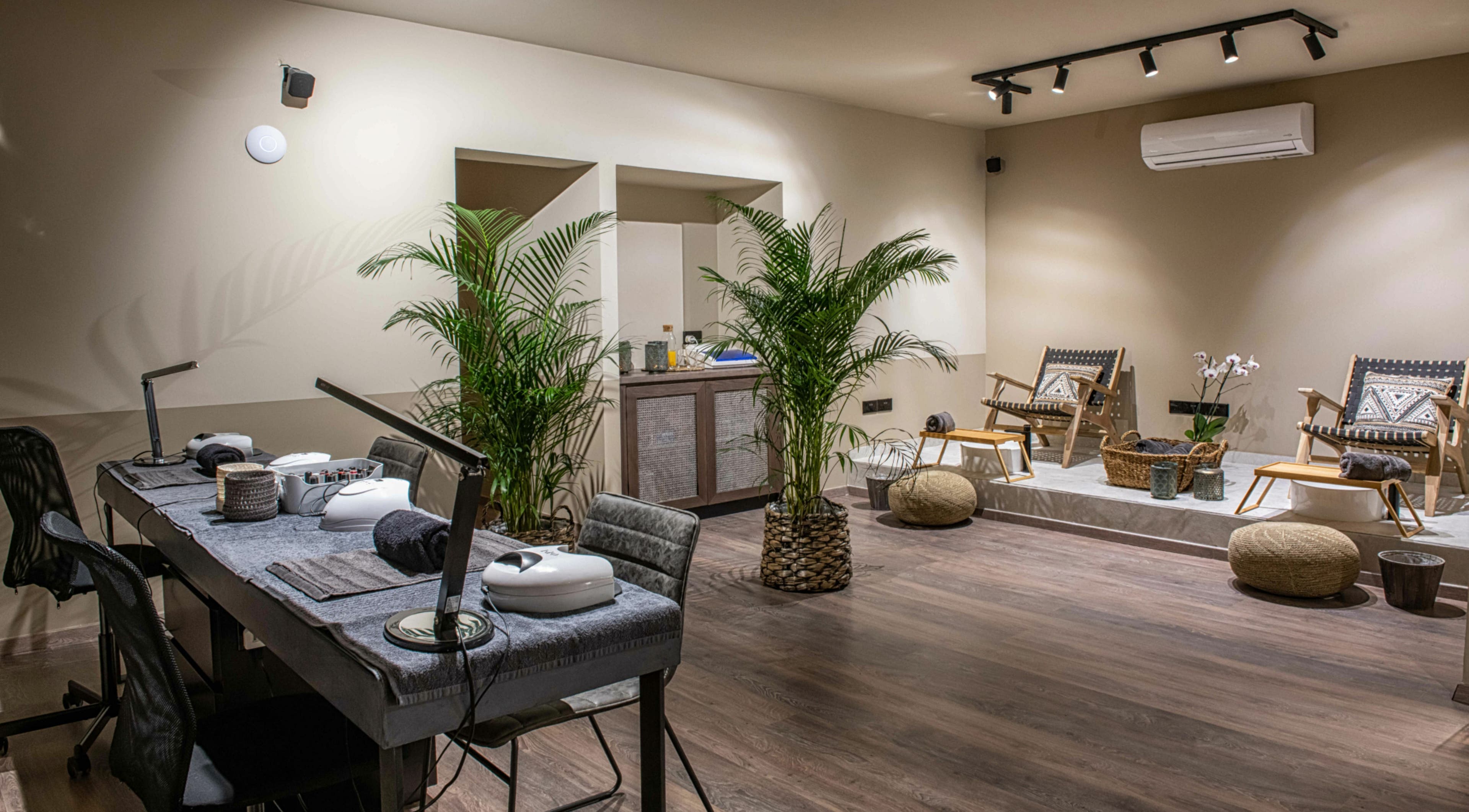 Relaxing treatment room at Machi Xinary, Egkomi, Nicosia, CY with luxurious chairs and calming decor.