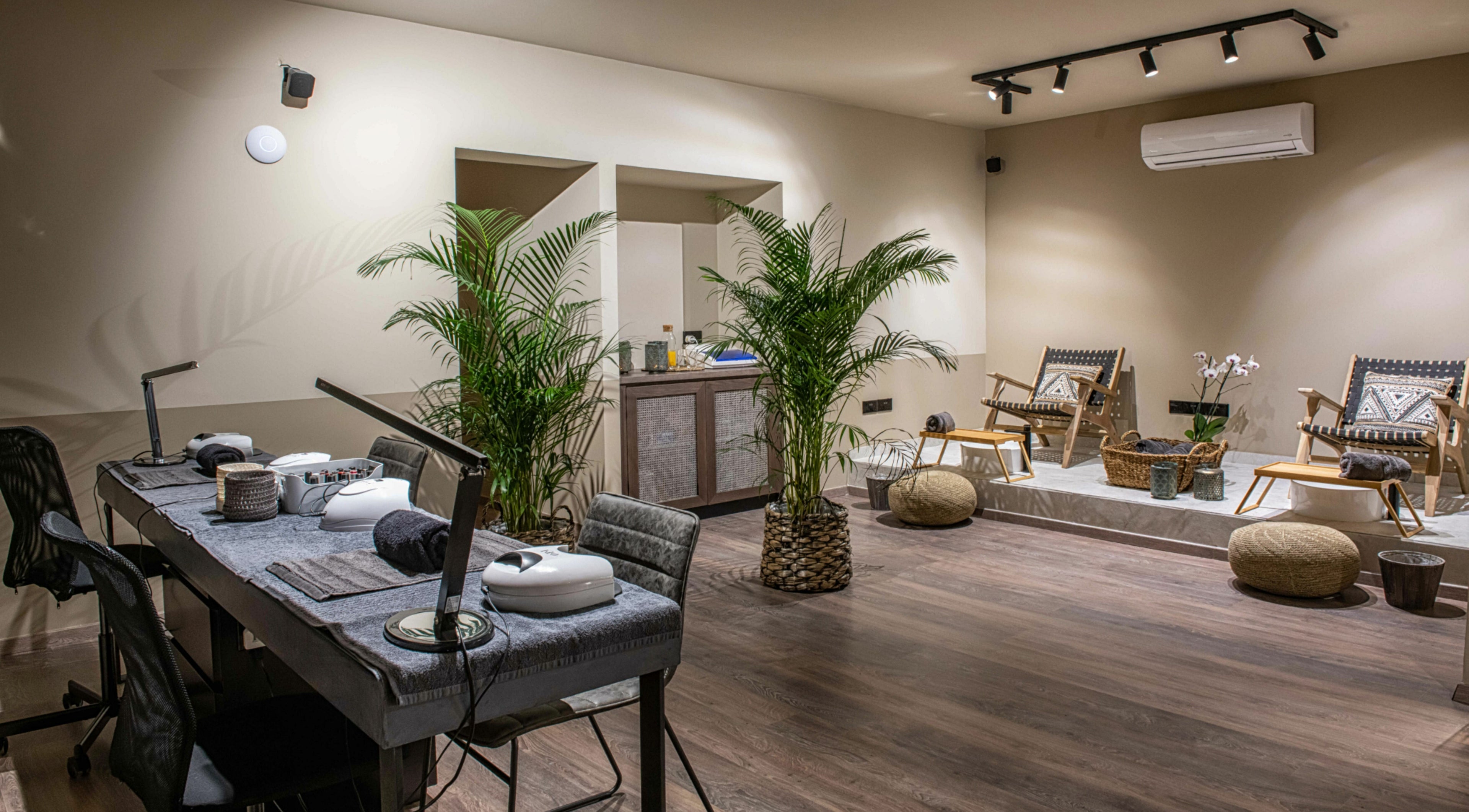 Relaxing treatment room at Machi Xinary, Egkomi, Nicosia, CY with luxurious chairs and calming decor.