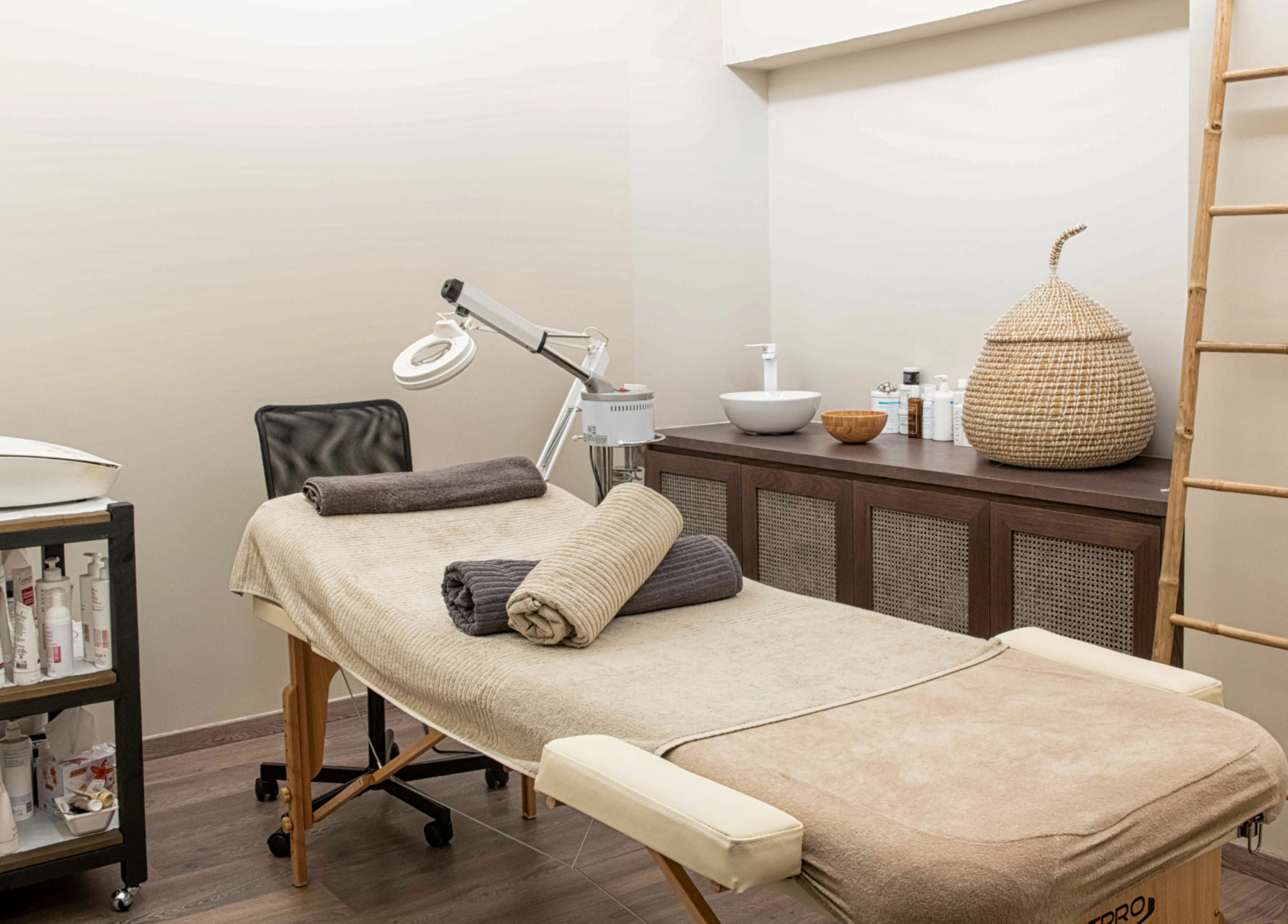 Relaxing spa room at Machi Xinary, Egkomi, Nicosia, CY, featuring a comfortable massage table and calming decor.