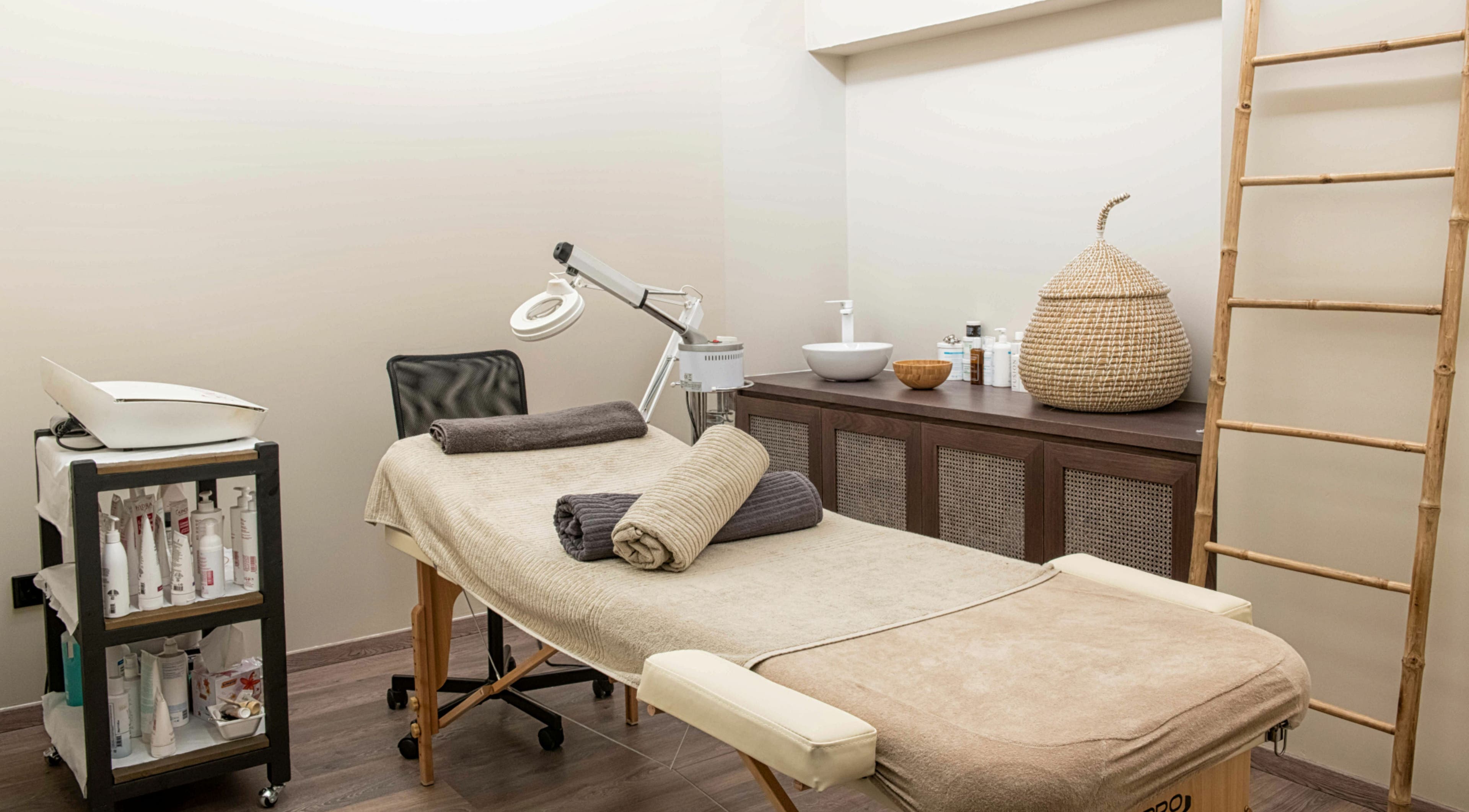 Relaxing spa room at Machi Xinary, Egkomi, Nicosia, CY, featuring a comfortable massage table and calming decor.