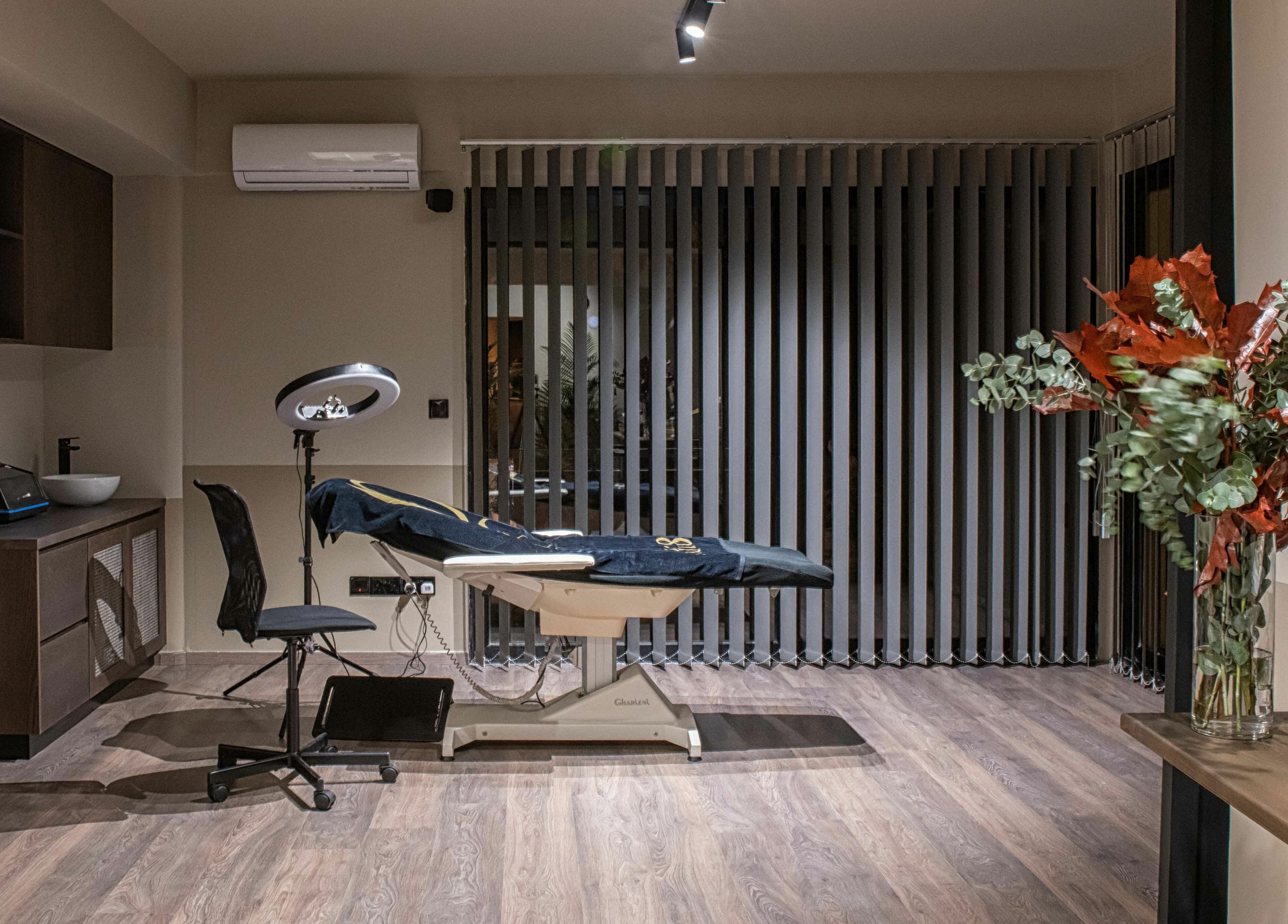 Elegant therapy room at Machi Xinary, Egkomi, Nicosia, CY, featuring a treatment bed and calming decor.