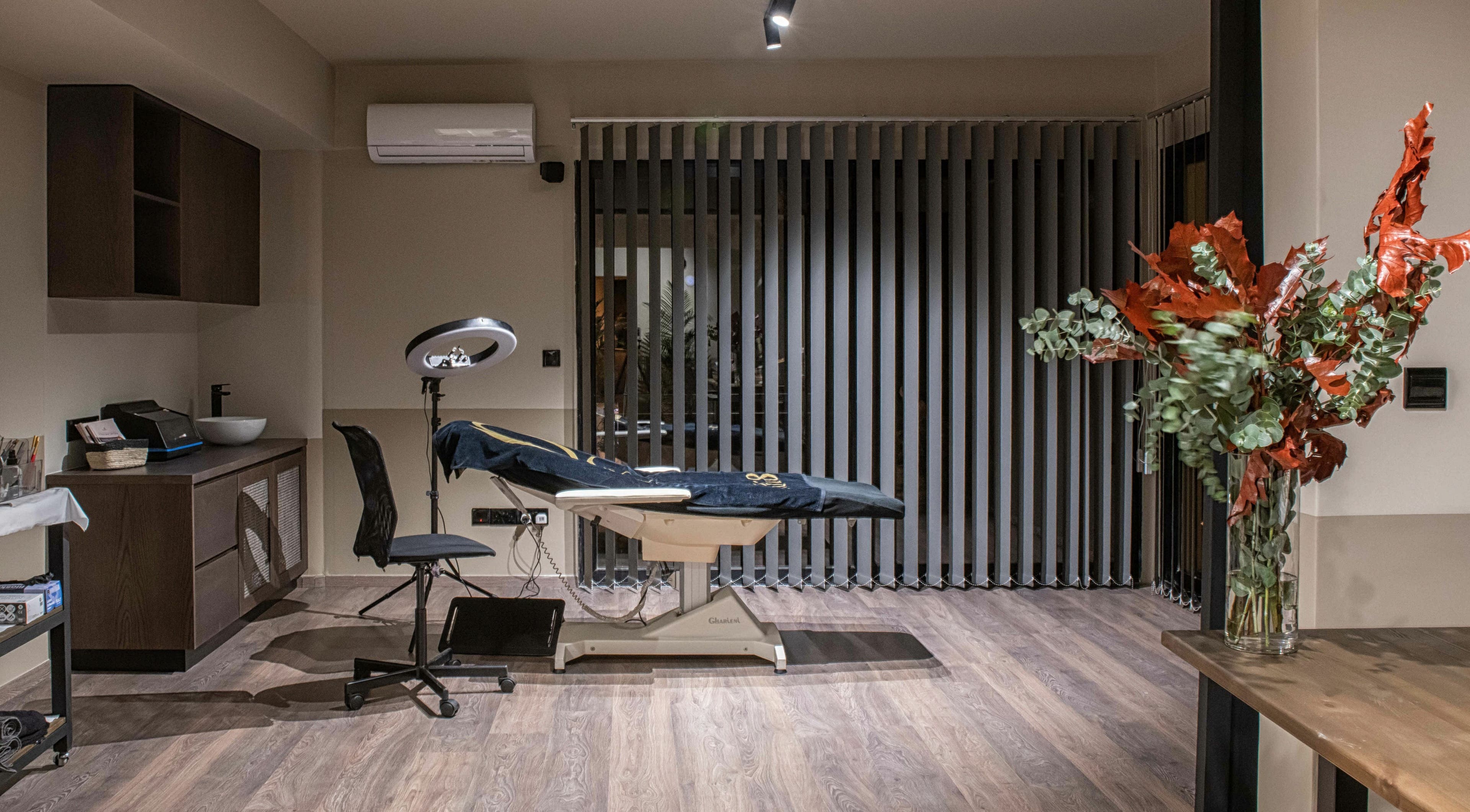 Elegant therapy room at Machi Xinary, Egkomi, Nicosia, CY, featuring a treatment bed and calming decor.