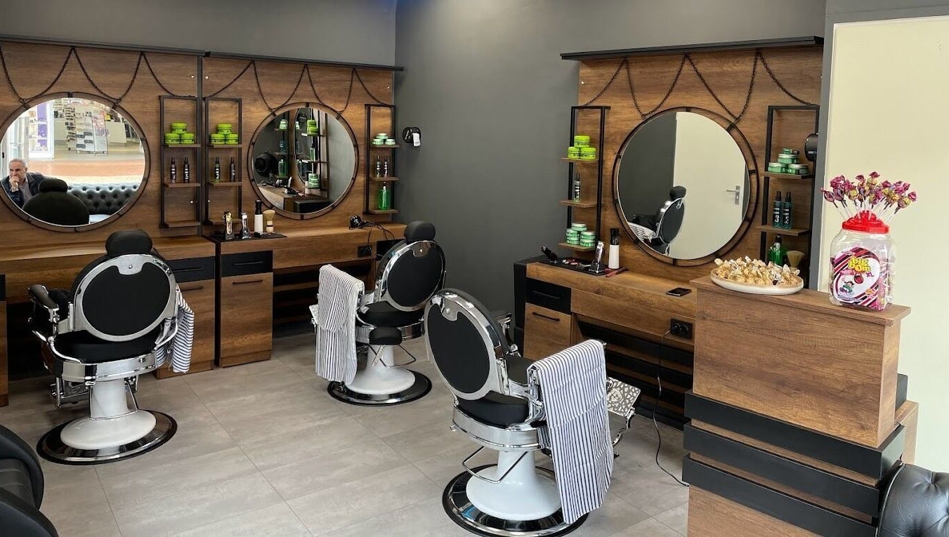 Stijlvolle interieur van Ilyana Kapsalon in Drachten, Friesland, NL met moderne kappersstoelen en spiegels.