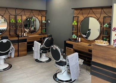 Stijlvolle interieur van Ilyana Kapsalon in Drachten, Friesland, NL met moderne kappersstoelen en spiegels.