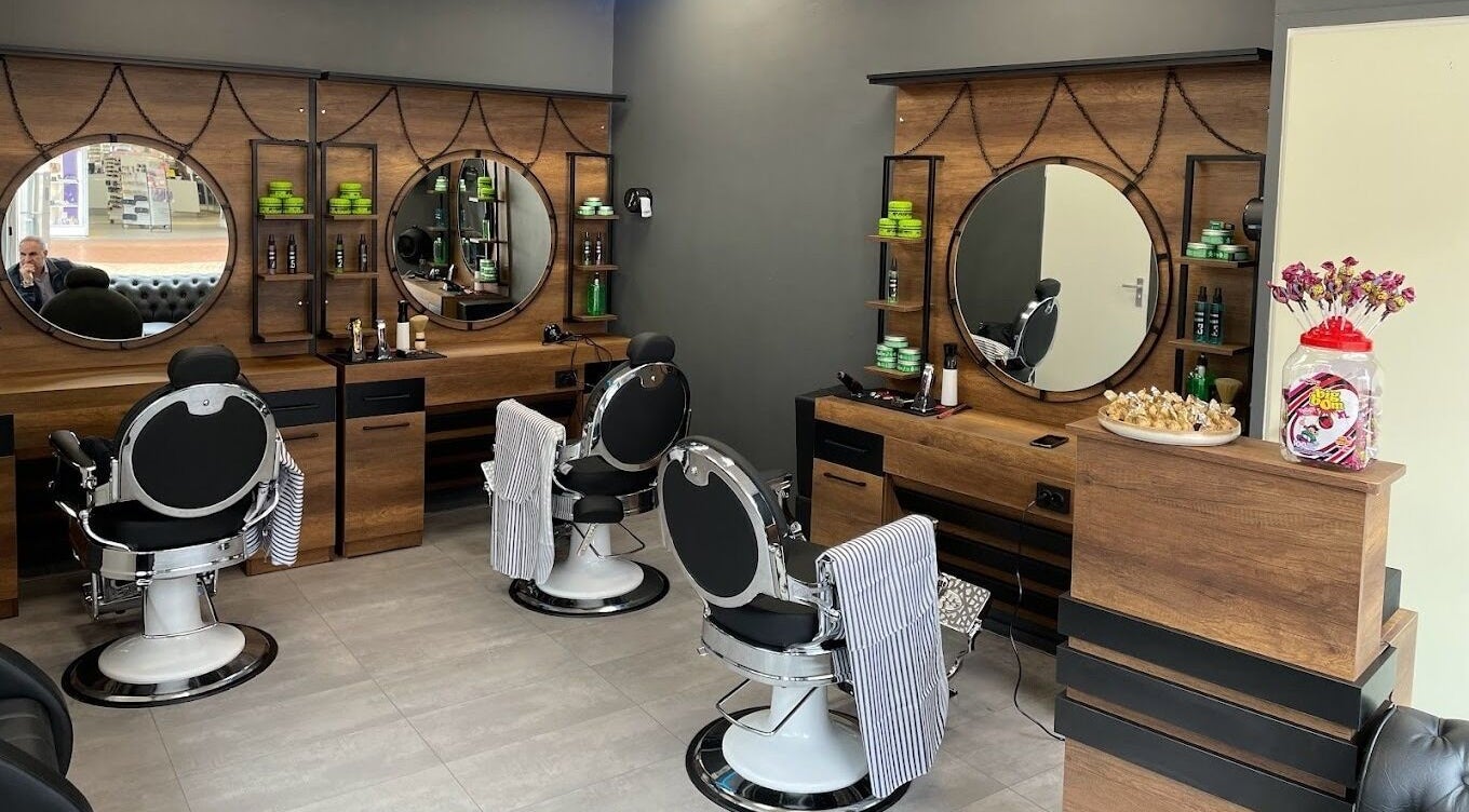 Stijlvolle interieur van Ilyana Kapsalon in Drachten, Friesland, NL met moderne kappersstoelen en spiegels.