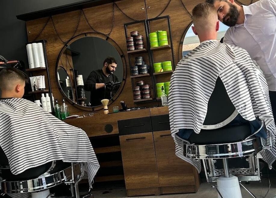 Kappers in actie bij Ilyana Kapsalon in Drachten, Friesland, NL met stijlvolle inrichting.