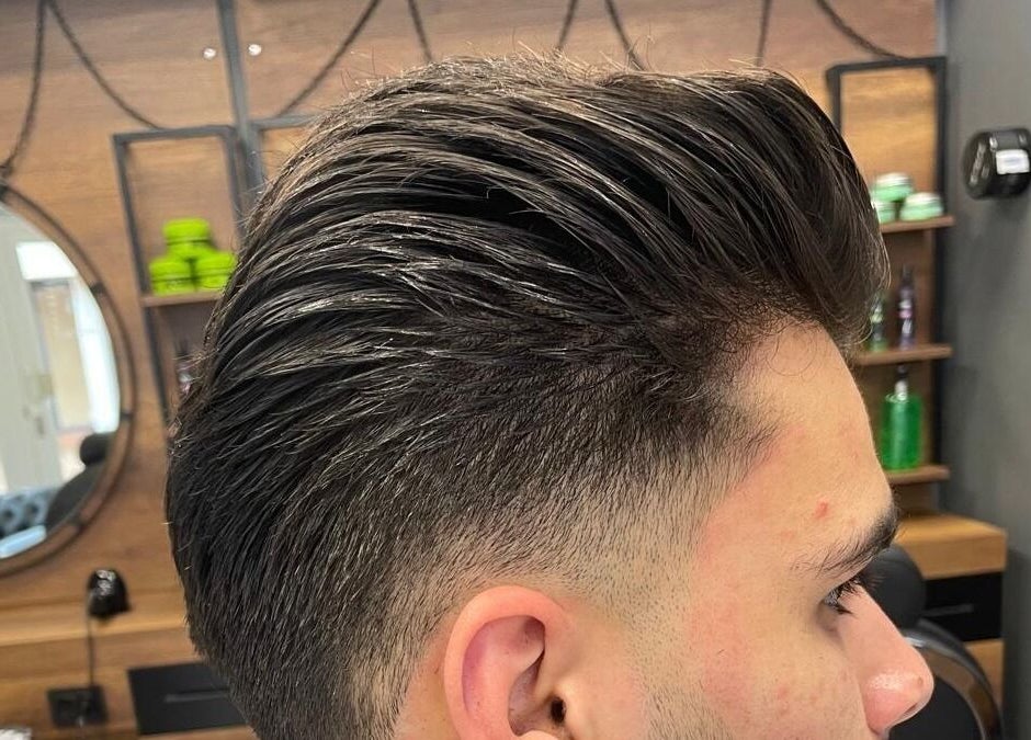 Trendy herenkapsel bij Ilyana Kapsalon, Drachten, Friesland, NL. Modern interieur op de achtergrond.