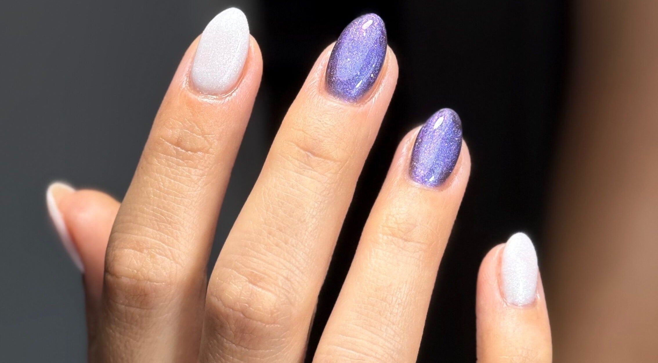 Manucure scintillante à Institut Beauty & Nails, Woluwe-Saint-Lambert, Bruxelles, BE. Ongles violet et blanc.