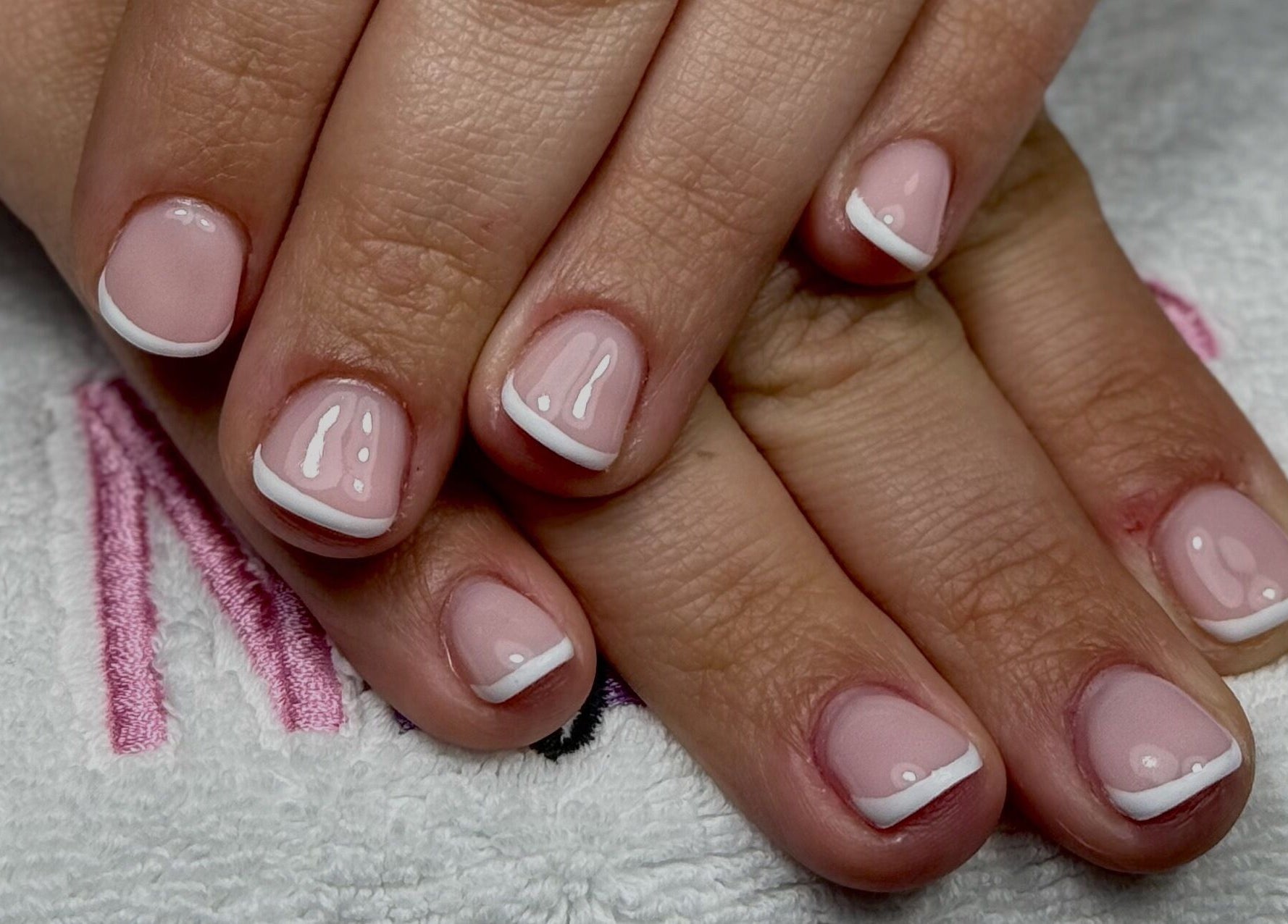 Manucure French à Institut Beauty & Nails, Woluwe-Saint-Lambert, Bruxelles, BE.