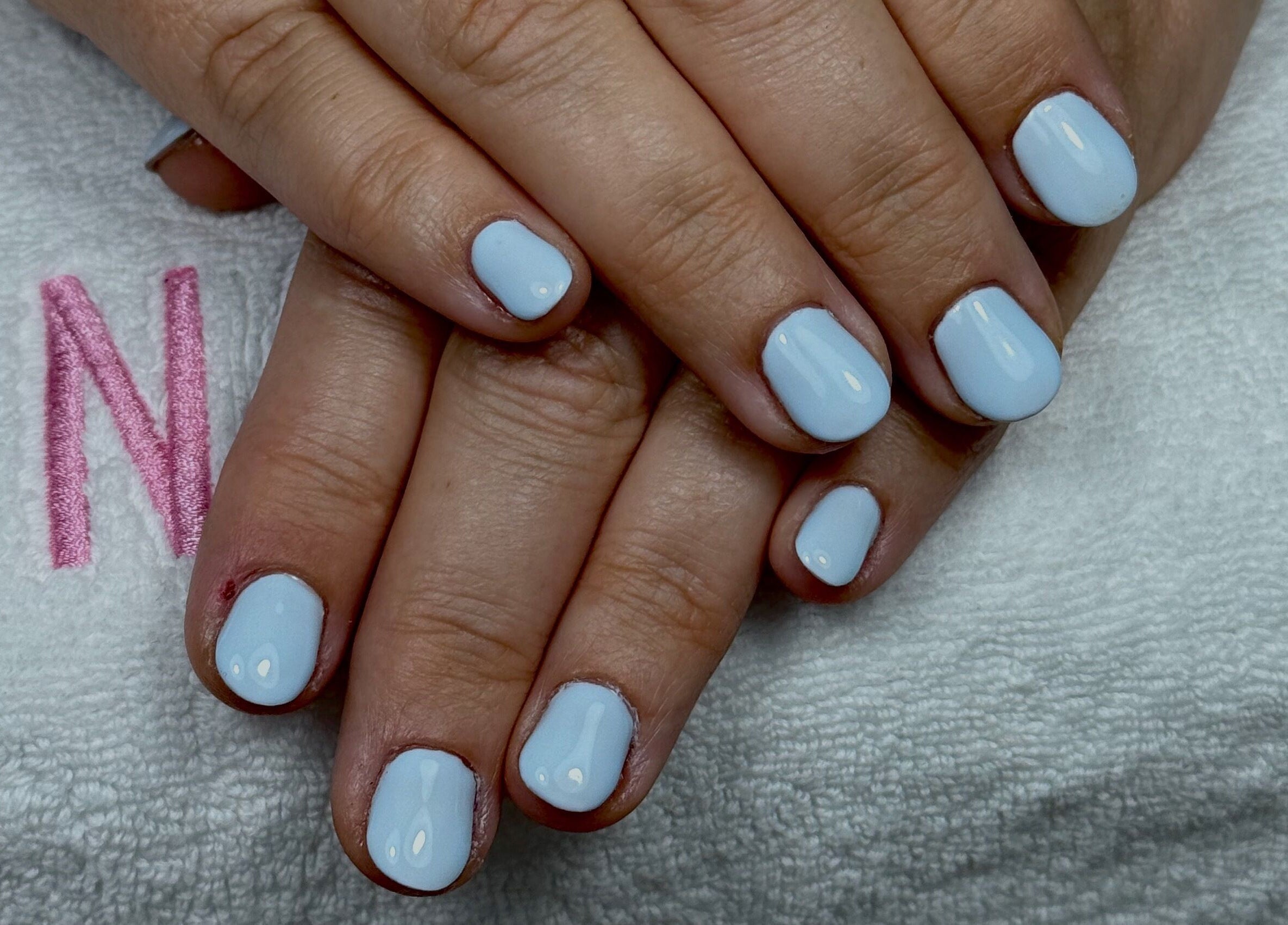 Manucure bleu pastel à Institut Beauty & Nails, Woluwe-Saint-Lambert, Bruxelles, BE.