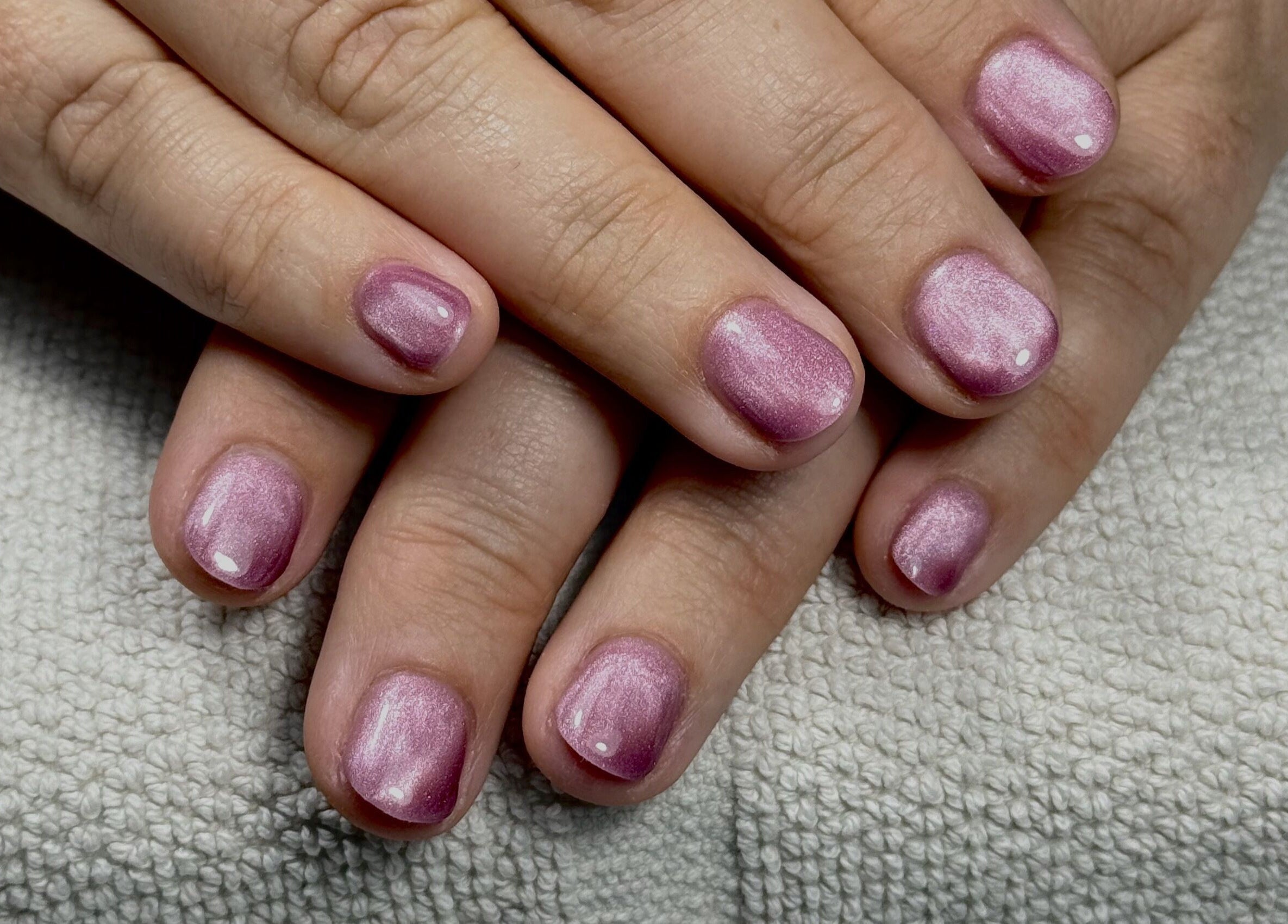 Ongles manucurés avec vernis rose scintillant à Institut Beauty & Nails, Woluwe-Saint-Lambert, Bruxelles, BE.