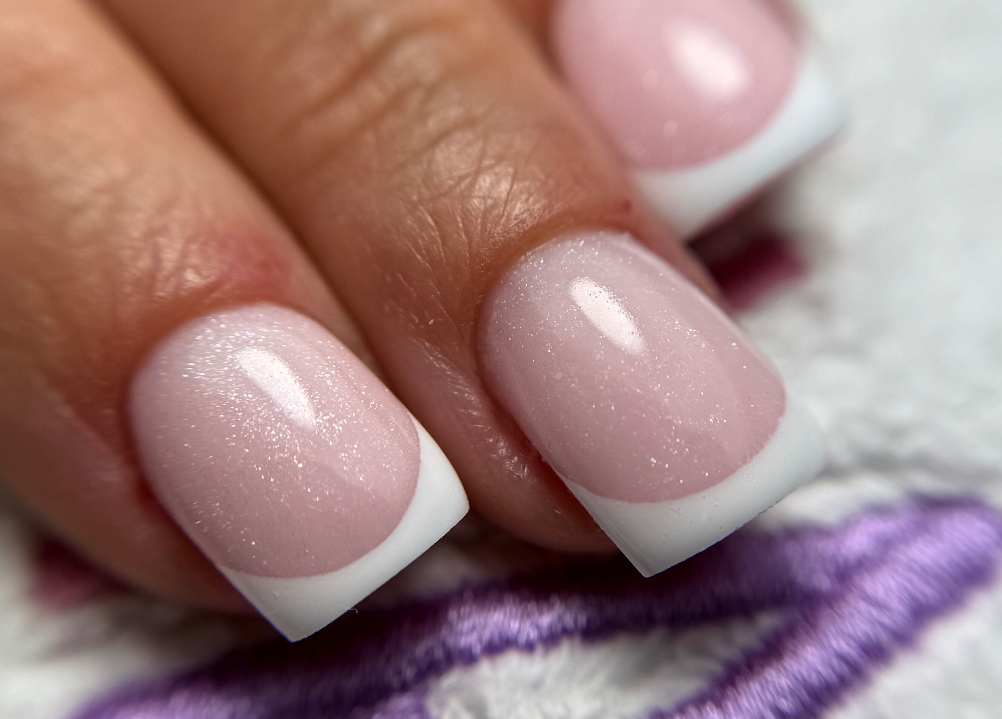 Manucure élégante à Institut Beauty & Nails, Woluwe-Saint-Lambert, Bruxelles, BE. Finition française impeccable.