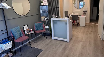 Magic Beauty Room Kauneushoitola vastaanotto Keravalla tarjoaa rauhallisen ja modernin ympäristön asiakkaille.