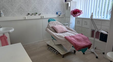 Moderni hoitohuone Magic Beauty Room Kauneushoitolassa, Kerava, FI, jossa vaalea sisustus ja mukava hoitotuoli.