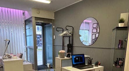 Magic Beauty Room Kauneushoitola: tyylikäs ja rauhallinen sisäänkäynti, Kerava, FI.