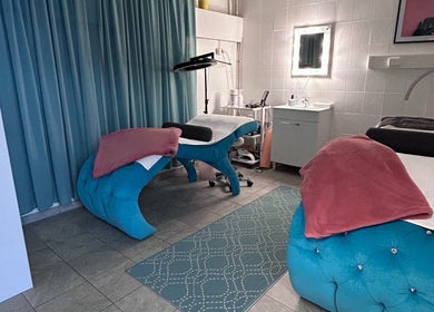 Elegant hoitohuone Magic Beauty Room Kauneushoitola, Kerava, FI. Siniset hoitopöydät ja vaaleat sävyt.