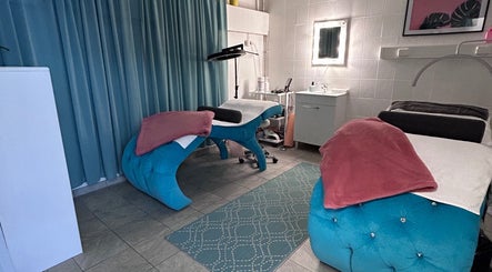 Elegant hoitohuone Magic Beauty Room Kauneushoitola, Kerava, FI. Siniset hoitopöydät ja vaaleat sävyt.