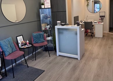 Viihtyisä sisäänkäynti Magic Beauty Room Kauneushoitola Keravassa, FI.