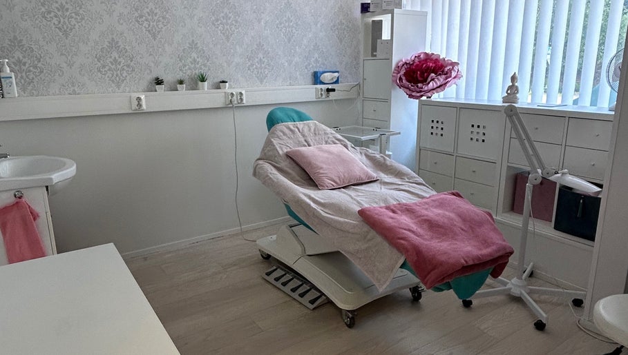 Rentouttava hoitohuone Magic Beauty Room Kauneushoitola Keravassa, FI, modernilla sisustuksella.
