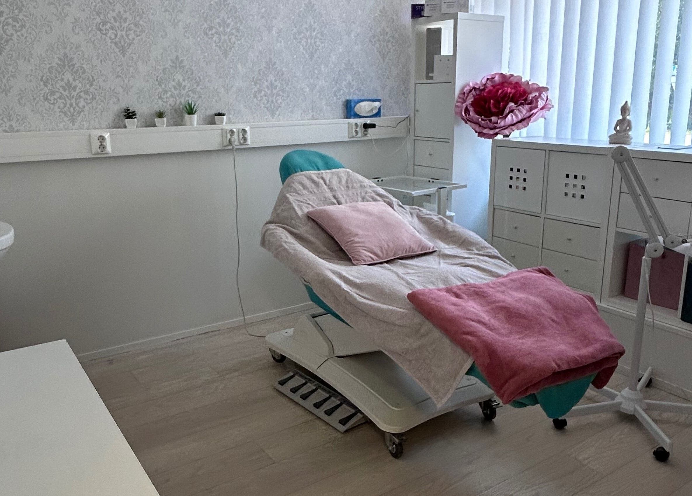 Rentouttava hoitohuone Magic Beauty Room Kauneushoitola Keravassa, FI, modernilla sisustuksella.