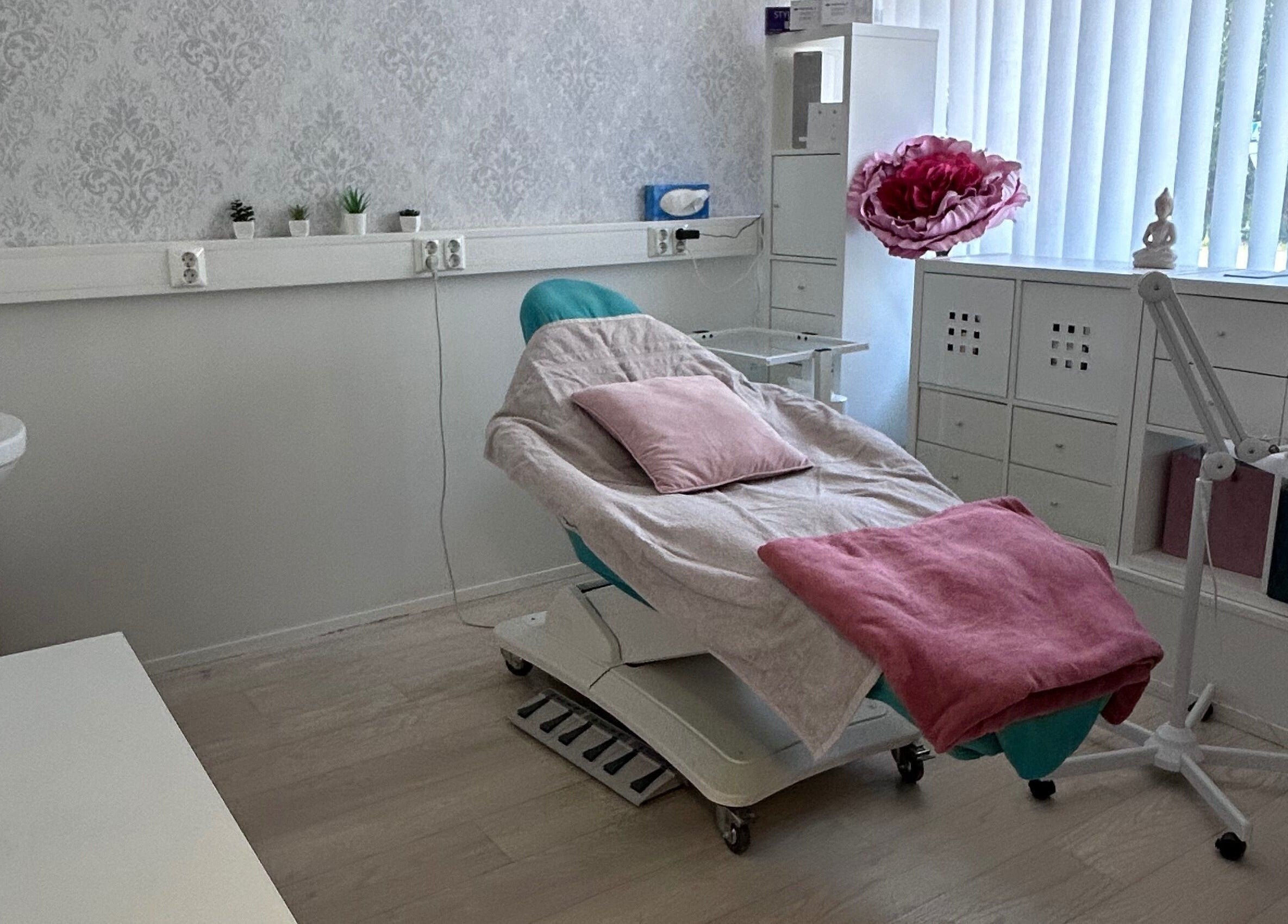 Rentouttava hoitohuone Magic Beauty Room Kauneushoitola Keravassa, FI, modernilla sisustuksella.