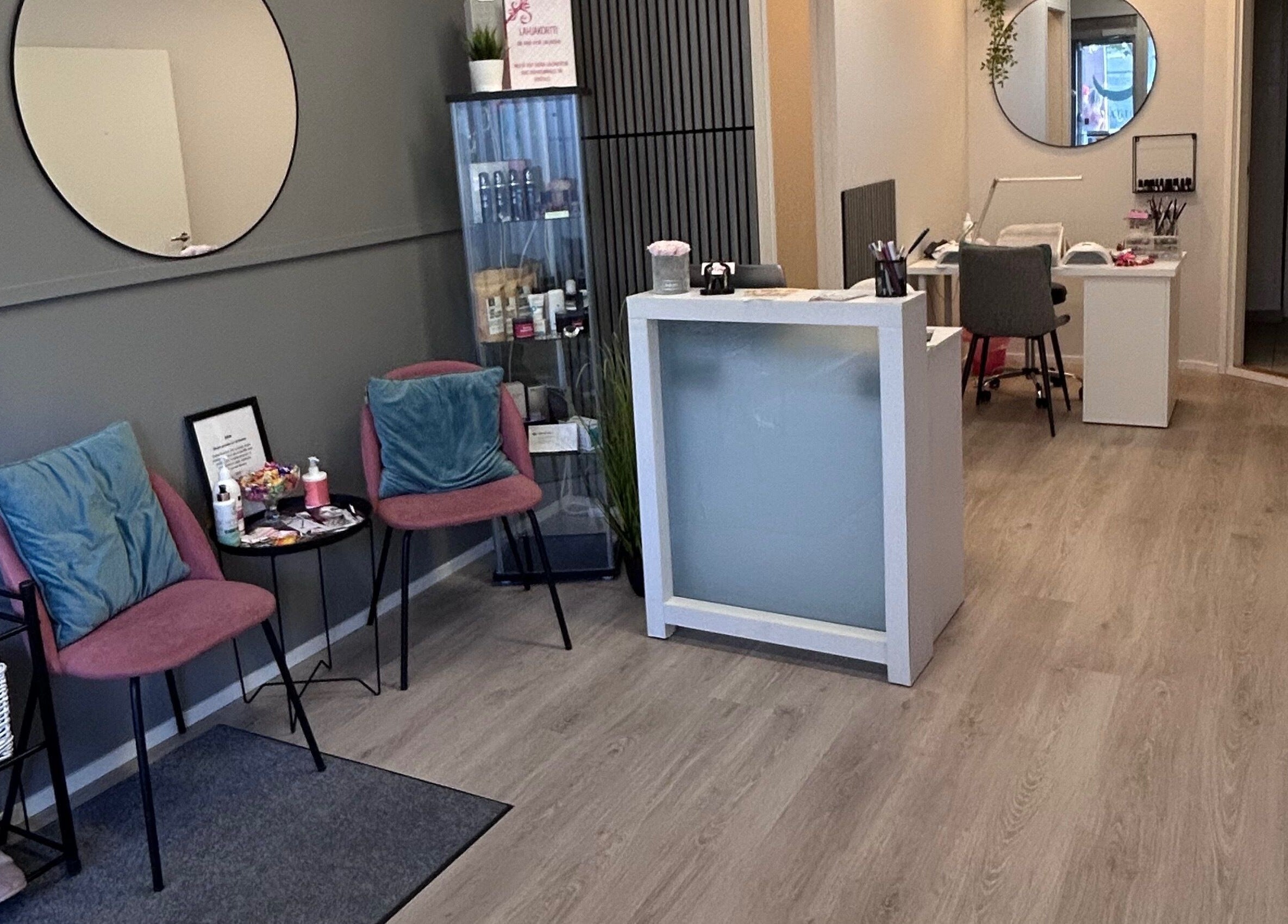 Vastaanotto ja odotustila Magic Beauty Room Kauneushoitola, Kerava, FI. Moderni sisustus ja mukavat istuimet.