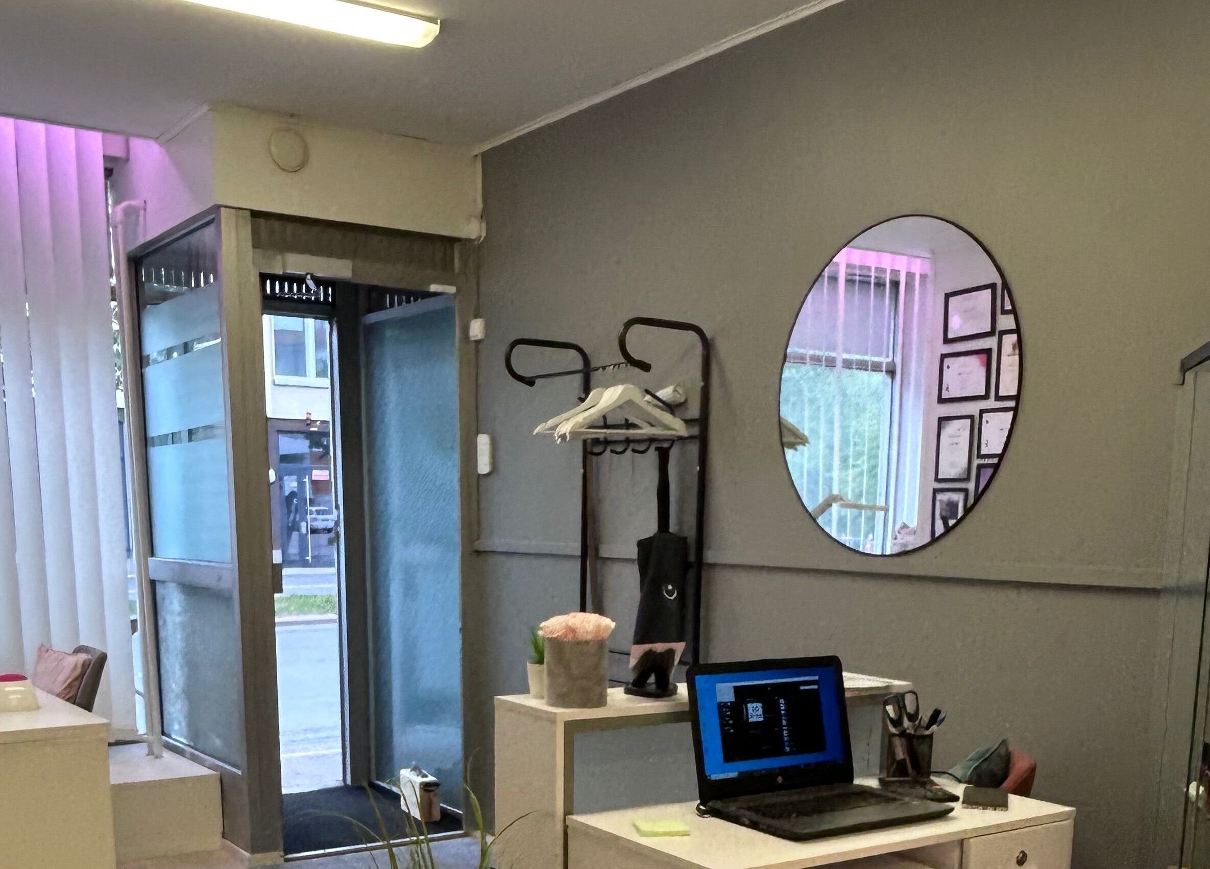 Magic Beauty Room Kauneushoitola: tyylikäs sisustus Keravalla, FI sisältää peilin ja työpöydän.