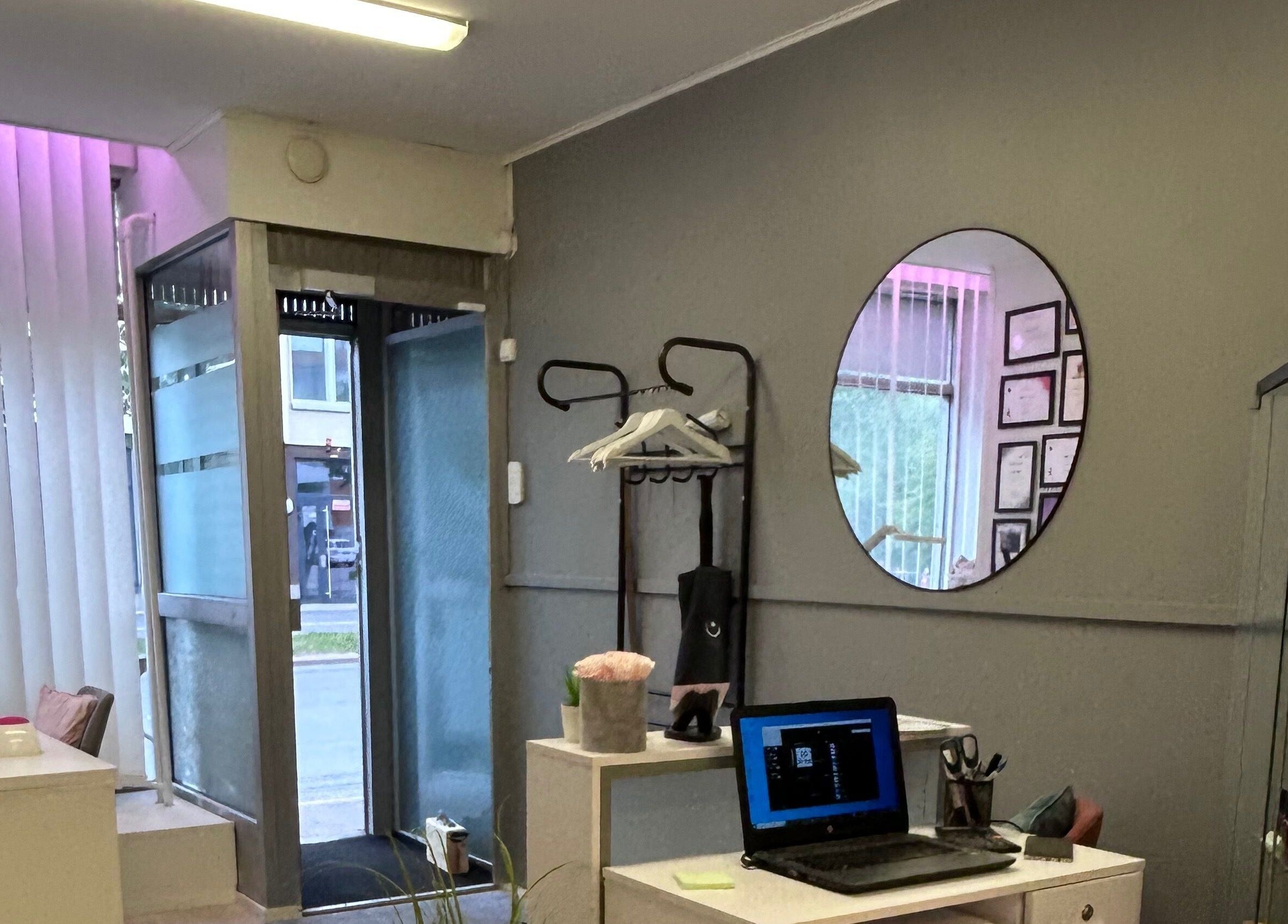 Magic Beauty Room Kauneushoitola: tyylikäs sisustus Keravalla, FI sisältää peilin ja työpöydän.