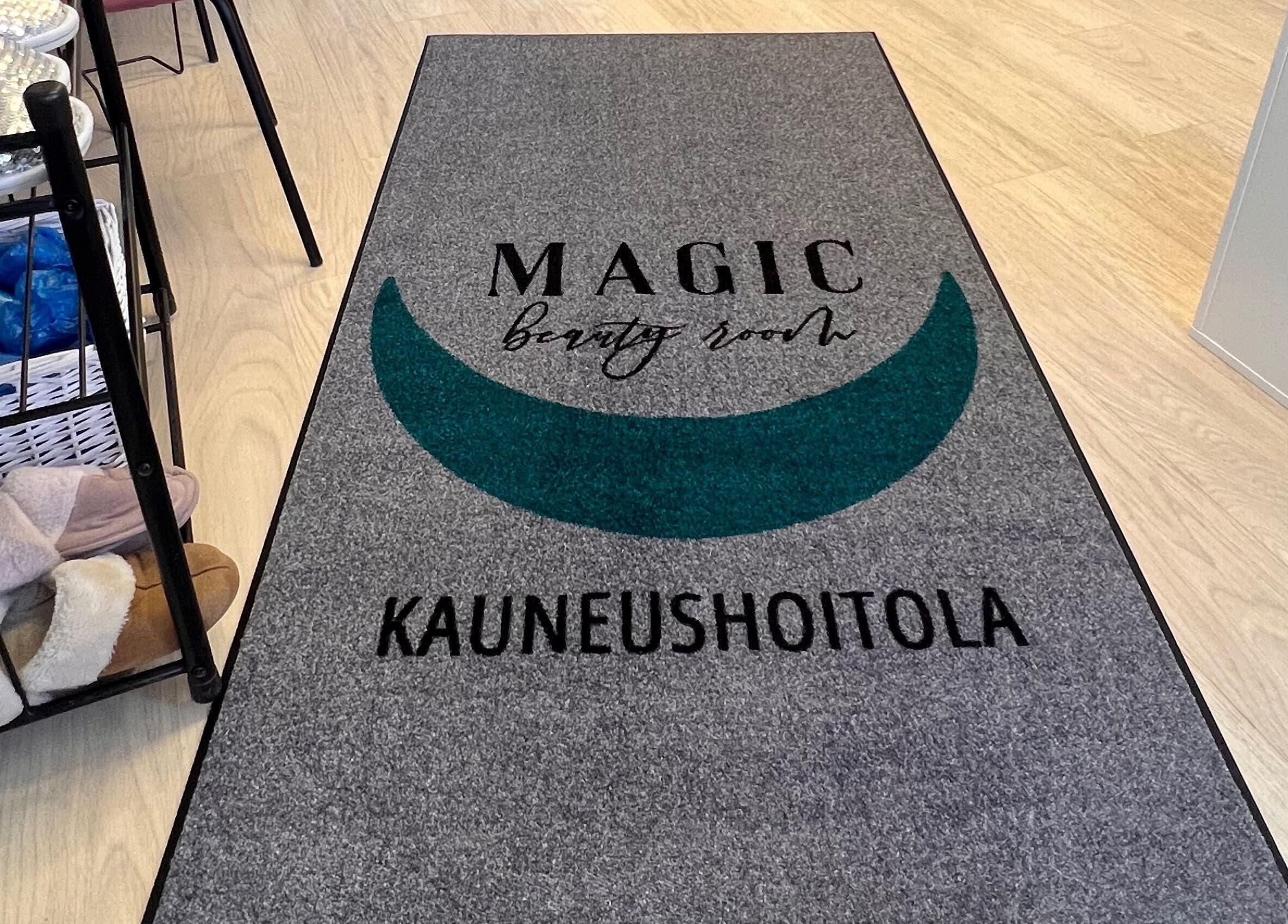 Magic Beauty Room Kauneushoitola -matto lattialla, Keraava, FI:ssä. Eleganttia sisäänkäynnin tunnelmaa.