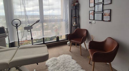 Relaxing treatment room at The Slimming Lounge, Parramatta, New South Wales, AU, with a view and cozy seating.