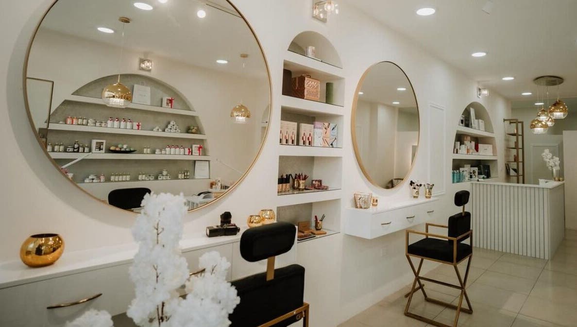 Κομψός χώρος Le Jardin De La Beaute, Παραλίμνι, Αμμόχωστος, CY με μεγάλους στρογγυλούς καθρέφτες και προϊόντα ομορφιάς.