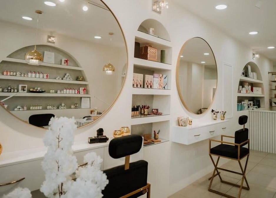 Κομψός χώρος Le Jardin De La Beaute, Παραλίμνι, Αμμόχωστος, CY με μεγάλους στρογγυλούς καθρέφτες και προϊόντα ομορφιάς.