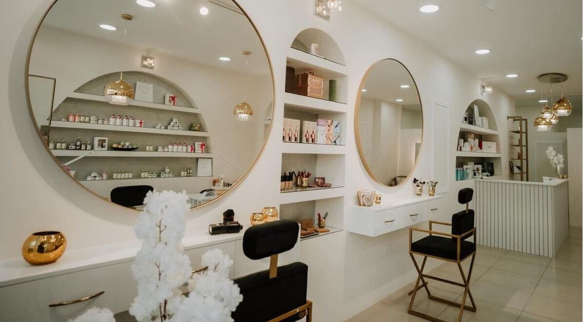 Κομψός χώρος Le Jardin De La Beaute, Παραλίμνι, Αμμόχωστος, CY με μεγάλους στρογγυλούς καθρέφτες και προϊόντα ομορφιάς.