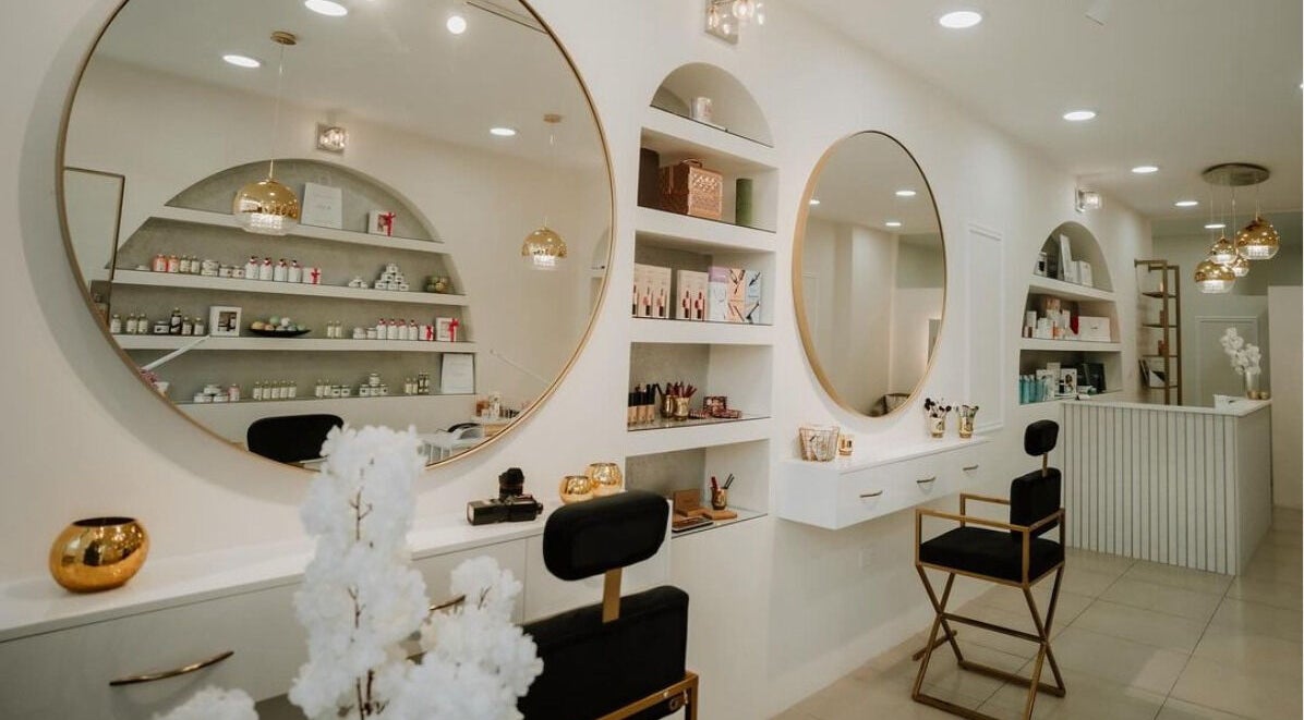 Κομψός χώρος Le Jardin De La Beaute, Παραλίμνι, Αμμόχωστος, CY με μεγάλους στρογγυλούς καθρέφτες και προϊόντα ομορφιάς.