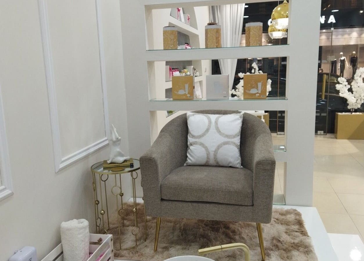 Άνετος χώρος αναμονής στο Le Jardin De La Beaute, Παραλίμνι, Αμμόχωστος, CY, με κομψή πολυθρόνα και διακόσμηση.