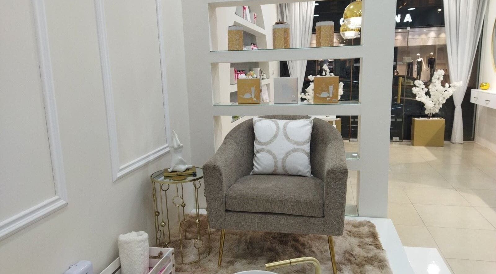 Άνετος χώρος αναμονής στο Le Jardin De La Beaute, Παραλίμνι, Αμμόχωστος, CY, με κομψή πολυθρόνα και διακόσμηση.