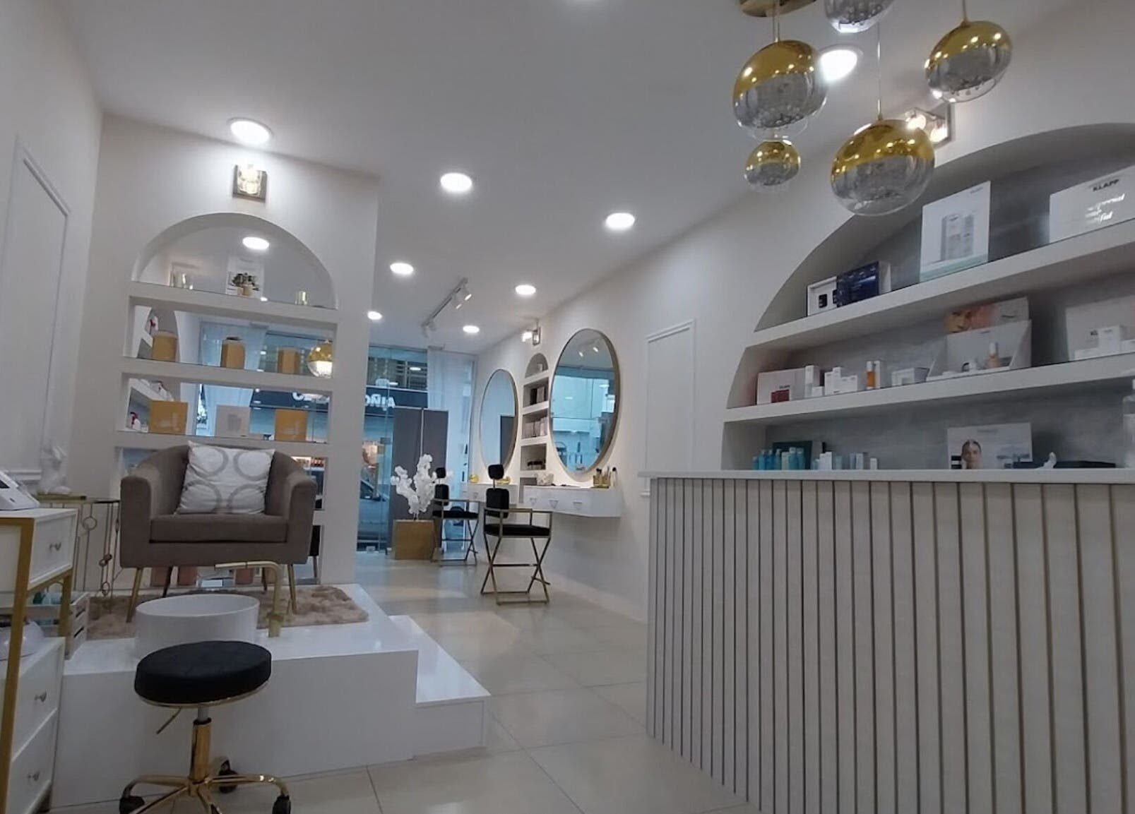 Εσωτερικό του Le Jardin De La Beaute, Παραλίμνι, Αμμόχωστος, CY με μοντέρνα αισθητική και άνετους χώρους.