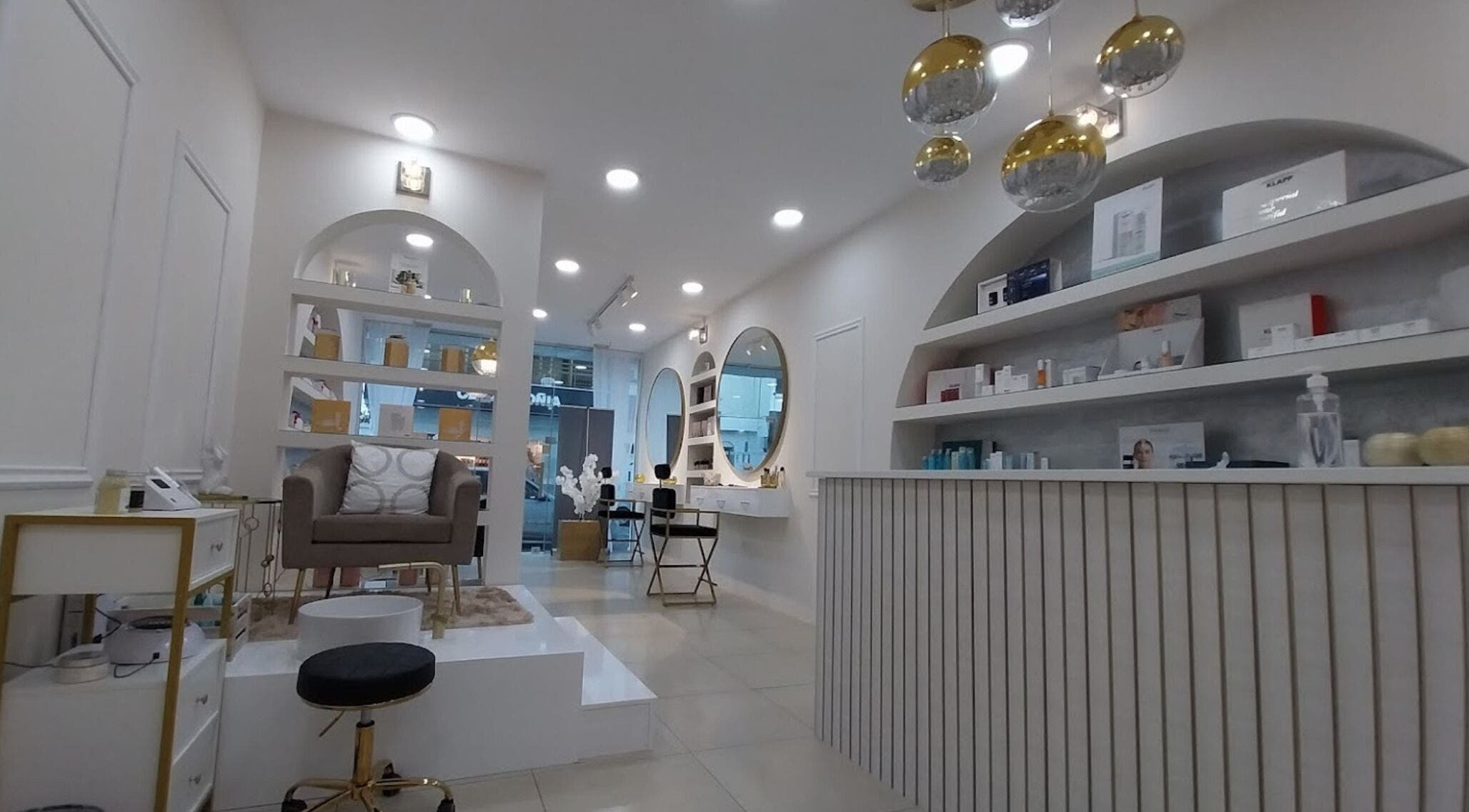 Εσωτερικό του Le Jardin De La Beaute, Παραλίμνι, Αμμόχωστος, CY με μοντέρνα αισθητική και άνετους χώρους.