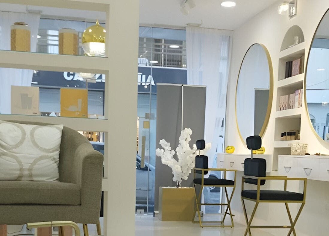 Κομψό σαλόνι στο Le Jardin De La Beaute, Παραλίμνι, Αμμόχωστος, CY με καθρέφτες και καθίσματα.