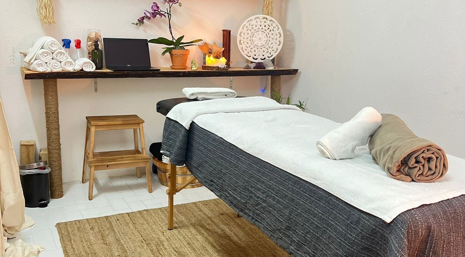 Sala de massagem no Templo Urbano, Estoril, Lisboa, PT com mesa preparada para tratamento.