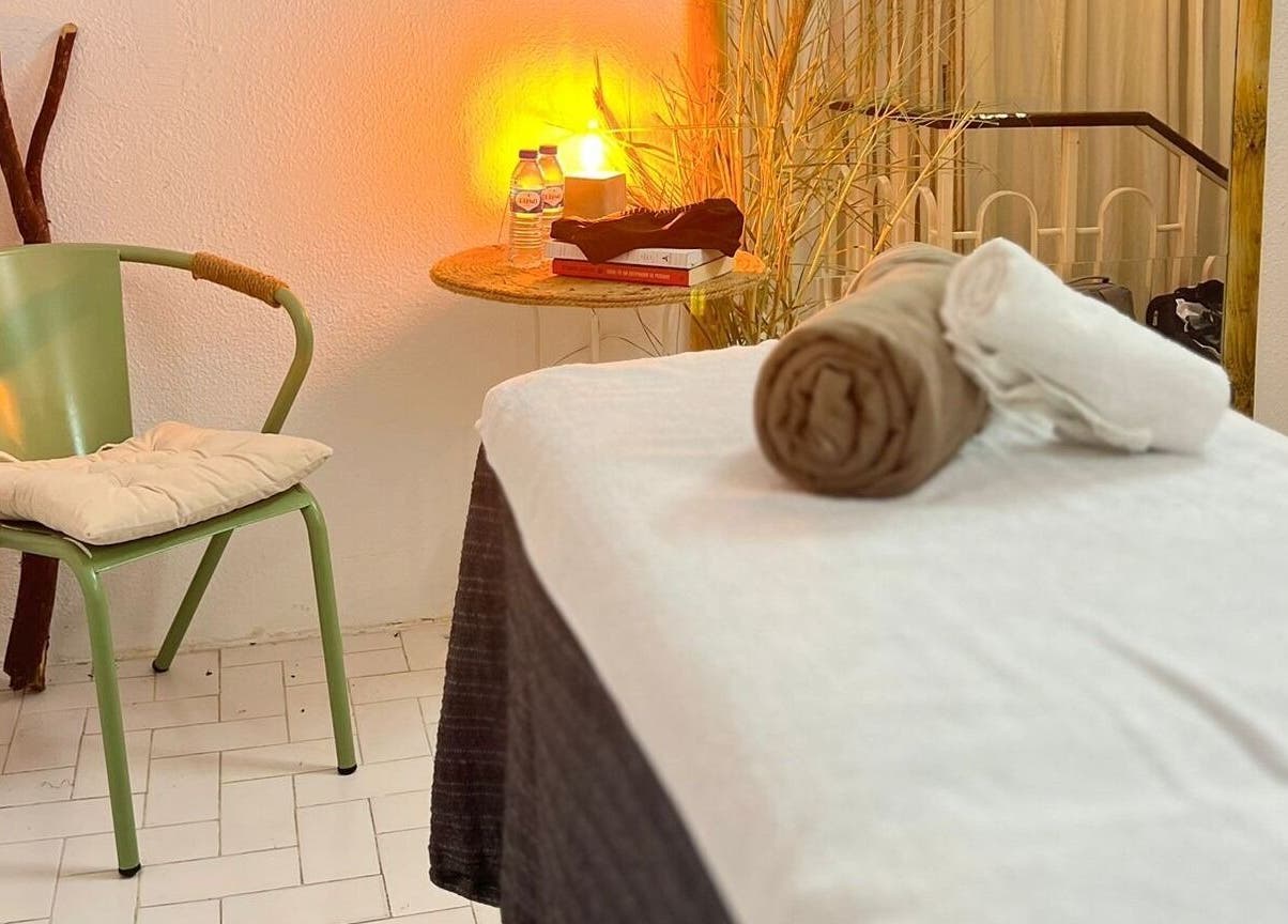 Sala de massagem acolhedora no Templo Urbano, Estoril, Lisboa, PT, com iluminação suave e decoração relaxante.